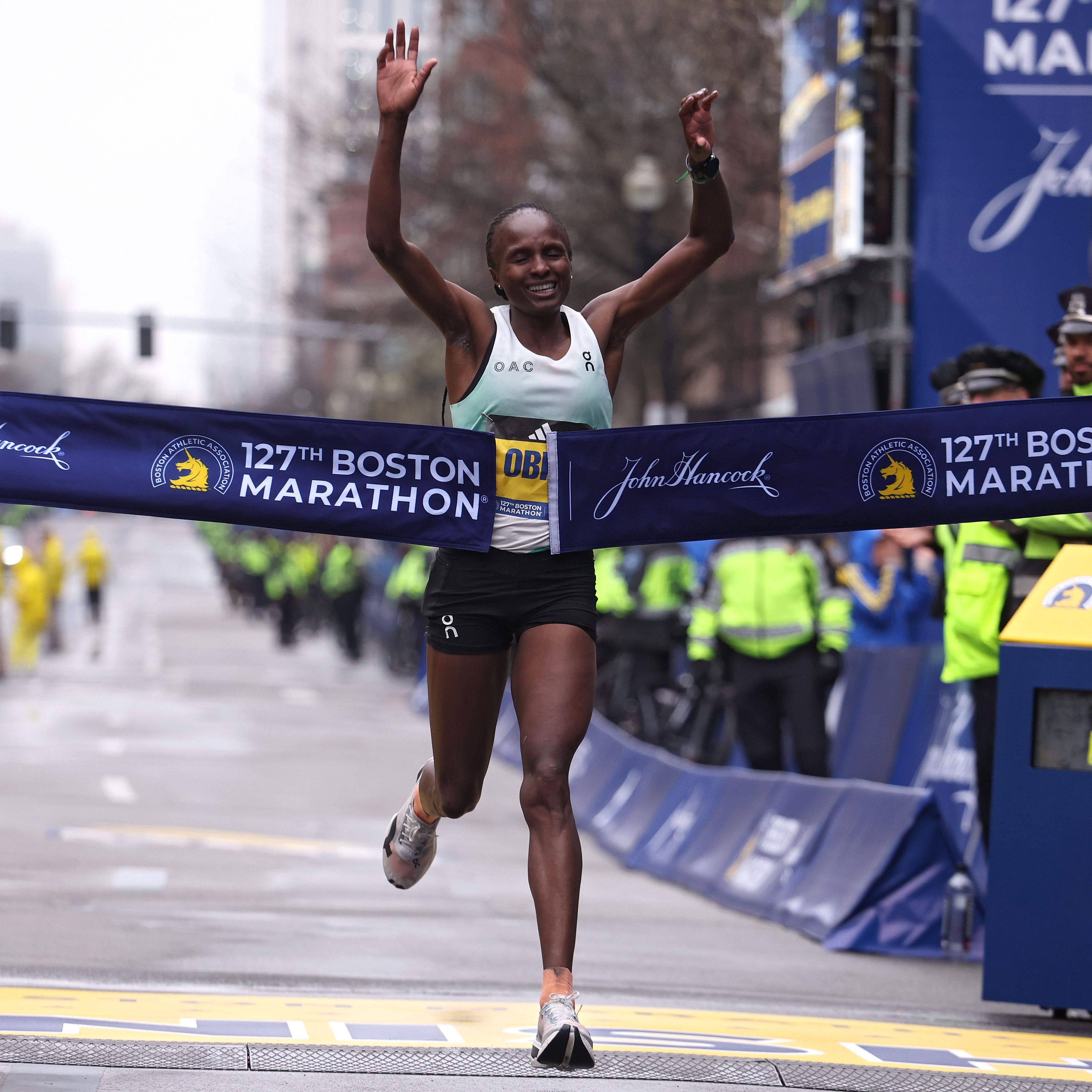 Hellen Obiri imponiéndose en el Maratón de Boston 2023. WORLD ATHLETICS. Hellen Obiri imponiéndose en el Maratón de Boston 2023. WORLD ATHLETICS.