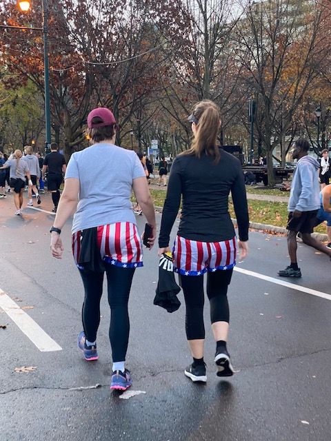 Dos participantes se disponen a correr la Rocky Run luciendo los míticos calzones de Apollo Creed.