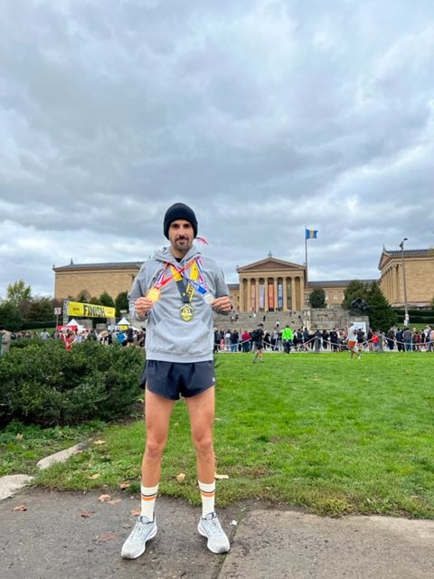 Miguel Ángel Contreras, autor de este artículo, luciendo las dos medallas que gozosamente conquistó en el otoño de 2002: Maratón de Nueva York y Rocky Run.