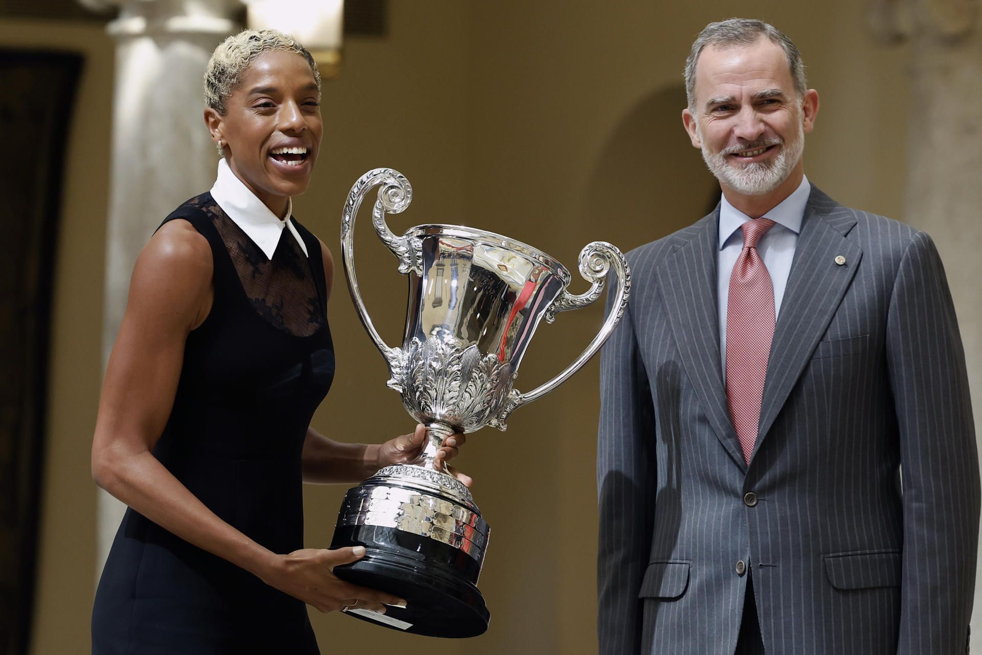 La atleta venezolana Yulimar Rojas recibe el Trofeo de la Comunidad Iberoamericana de manos del rey Felipe VI, durante la entrega de los Premios Nacionales del Deporte 2021, en el Palacio del Pardo, en Madrid. EFE.