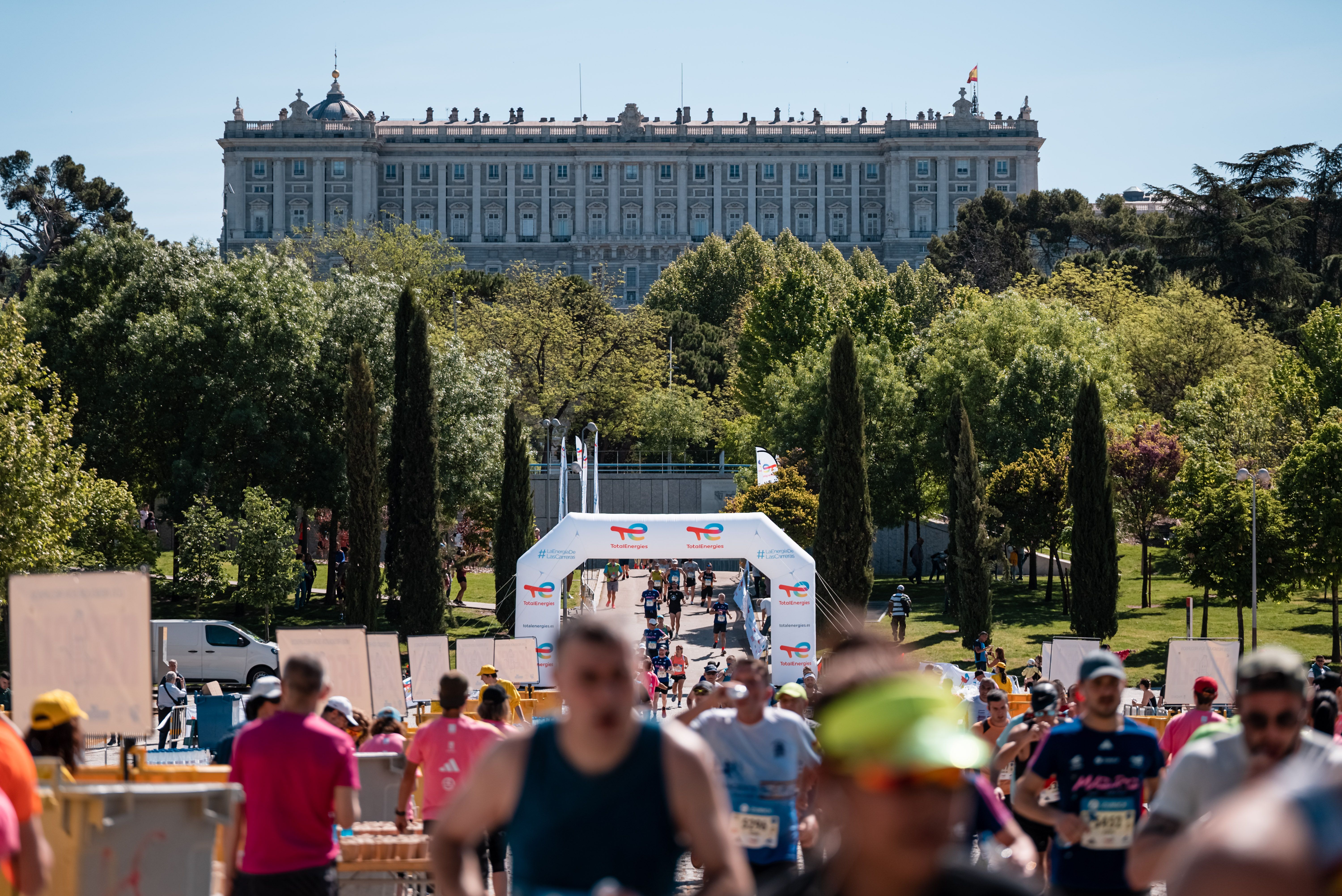 Al fondo, el Palacio Real, testigo del paso de los corredores que se introducen en este punto en la Casa de Campo. SPORTMEDIA.