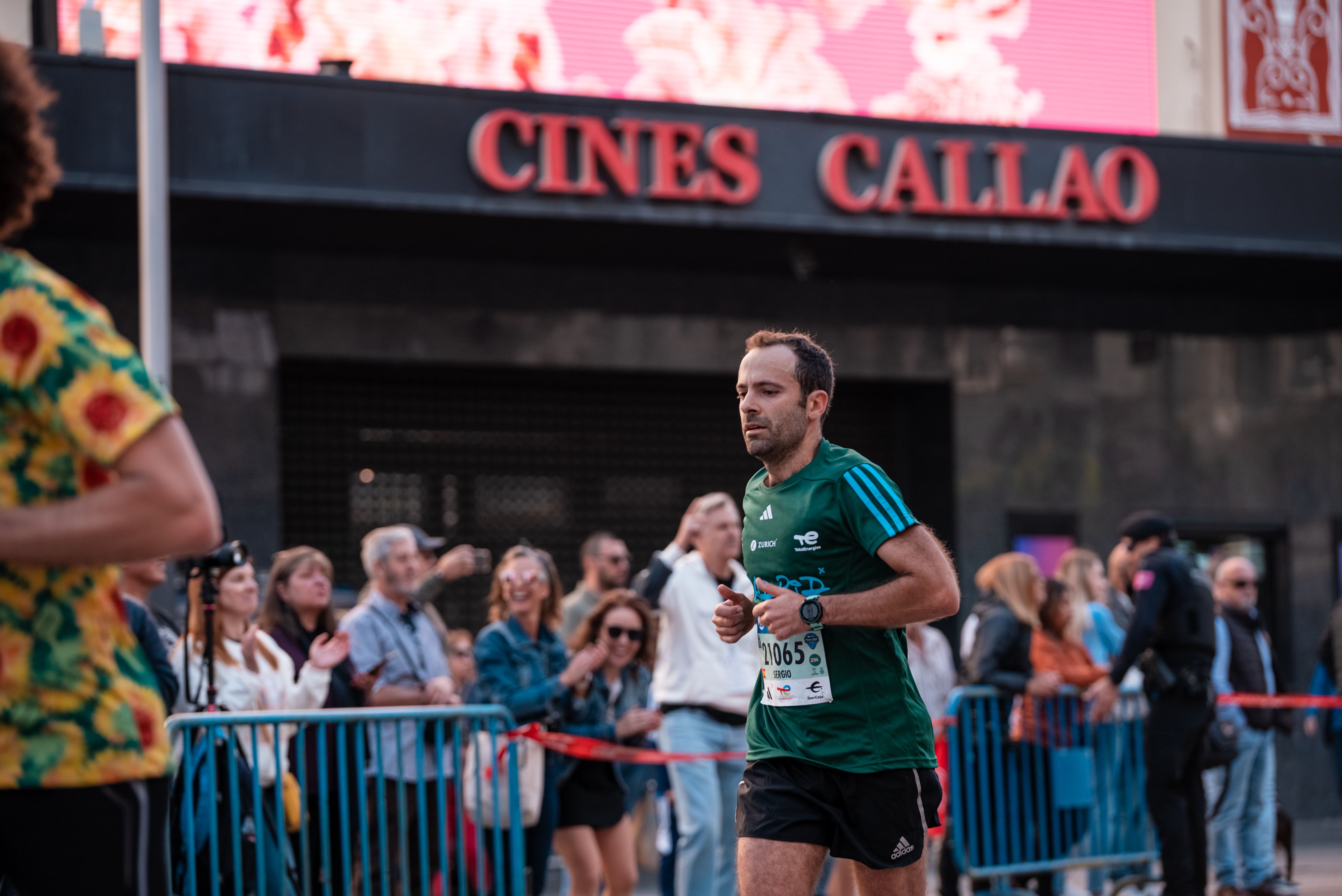 El paso por los Cines Callao es el inicio de uno de los tramos más espectaculares del Zurich Rock 'n' Roll Running Series Madrid. SPORTMEDIA.