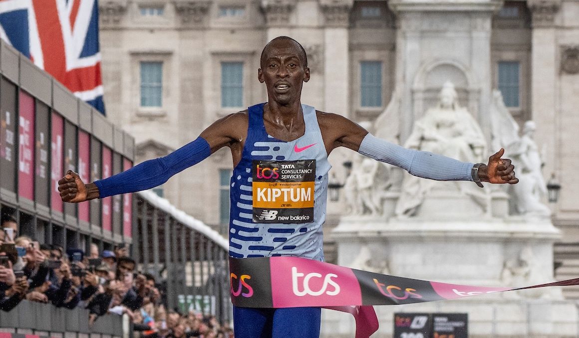 Kelvin Kiptum, fallecido recientemente, imponiéndose en el Maratón de Londres 2023.