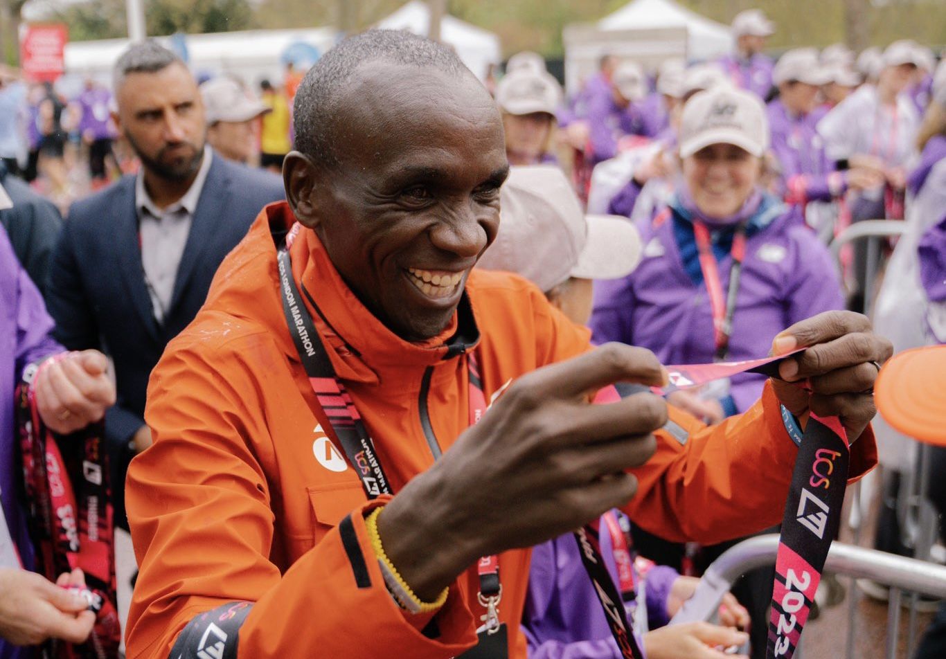 Sólo por que Eliud Kipchoge te entregue la medalla merece la pena hacer un maratón. NN RUNNING TEAM.