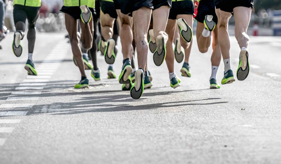 Una imagen de varios atletas de élite corriendo con una fantástica técnica de carrera. VSM PHOTOEVENTS.