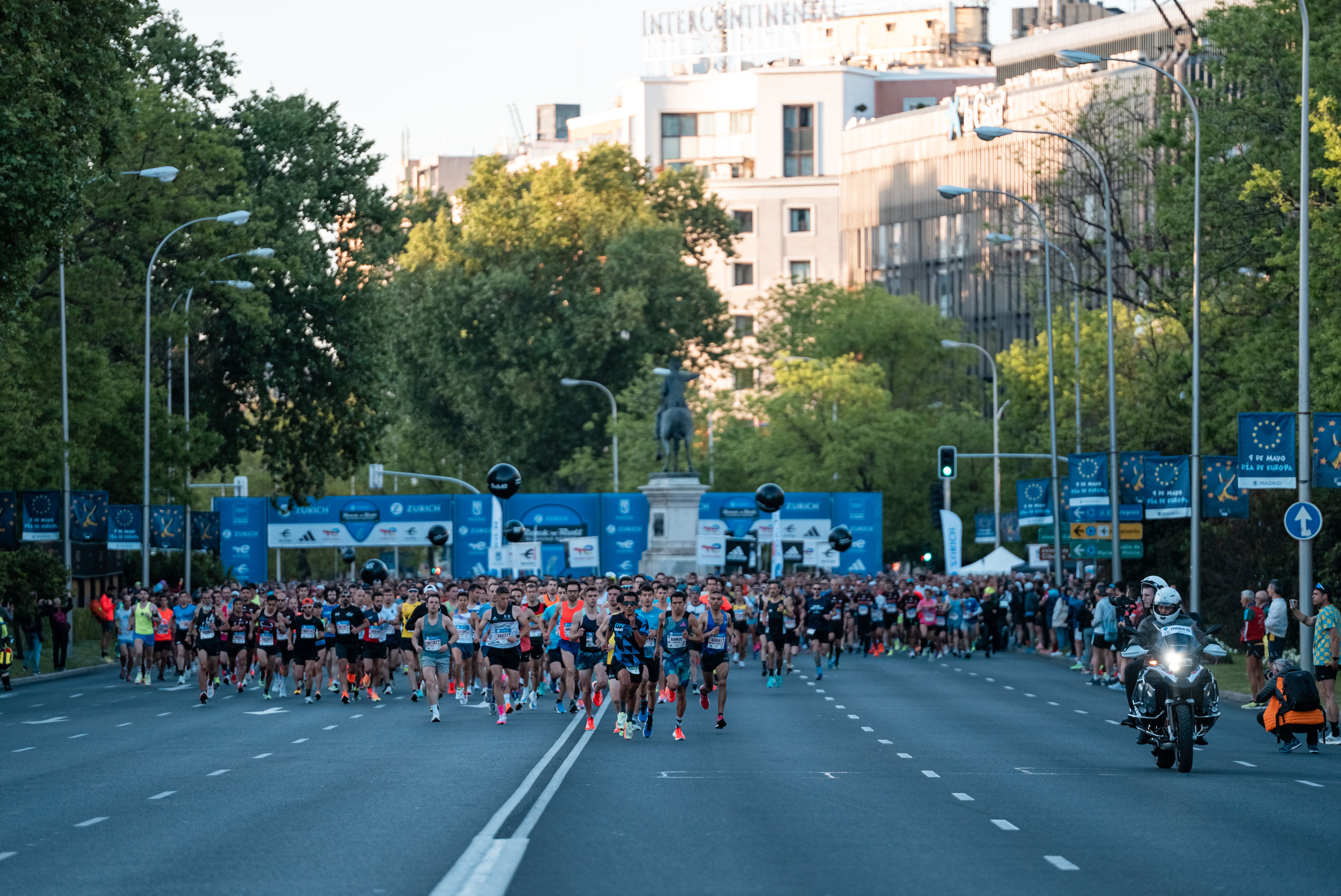 La salida de la prueba de 10K -la más madrugadora- en la última edición de esa celebración de running, turismo y buen rollo que es Zurich Rock 'n' Roll Running Series Madrid.