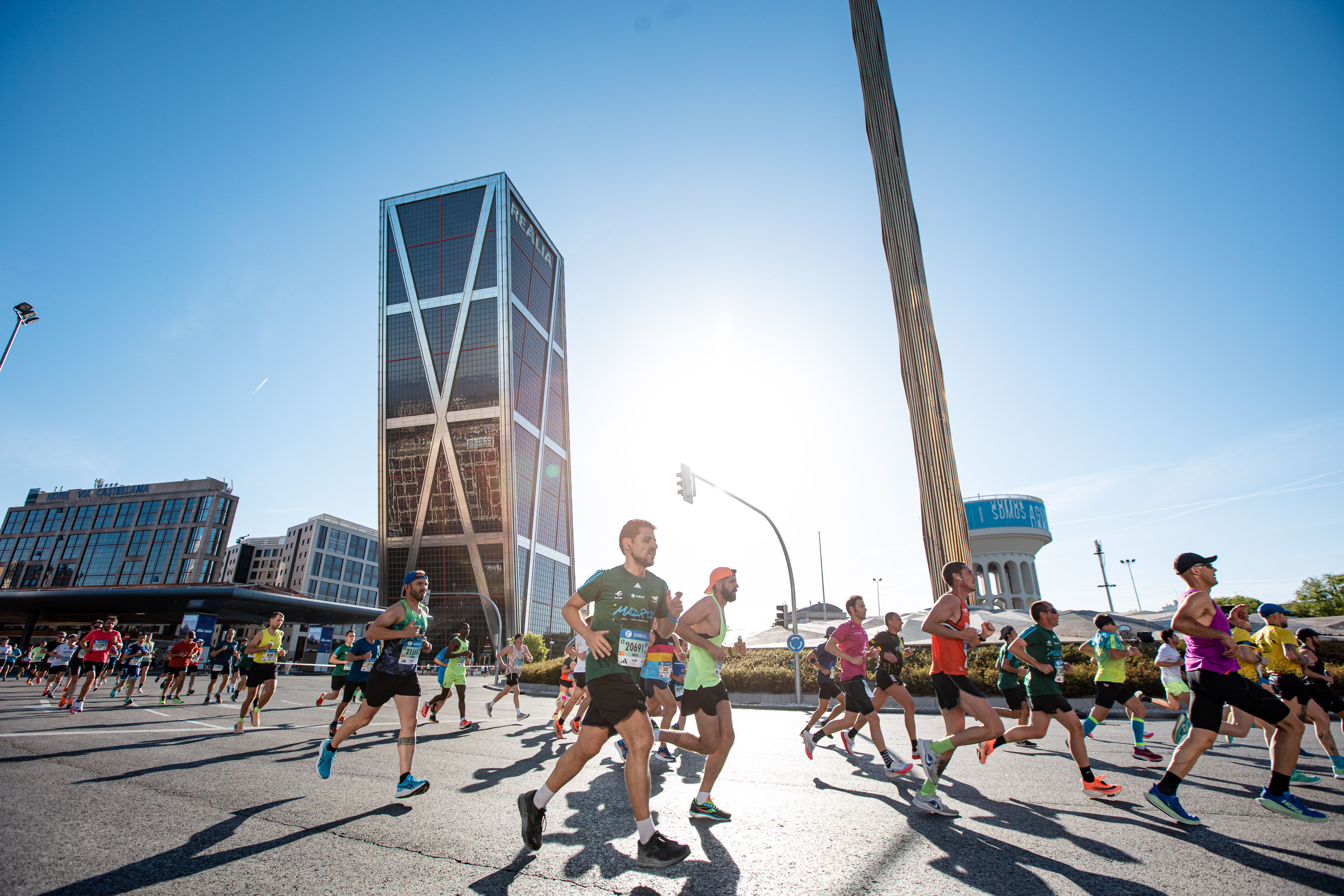 La Plaza de Castilla, el punto más alto del recorrido, cuando ya has probado un poquito del asfalto madrileño pero intuyes Bravo Murillo y sabes que, por unos kilómetros, tus piernas solo van a encontrar cuestas abajo. SPORTMEDIA