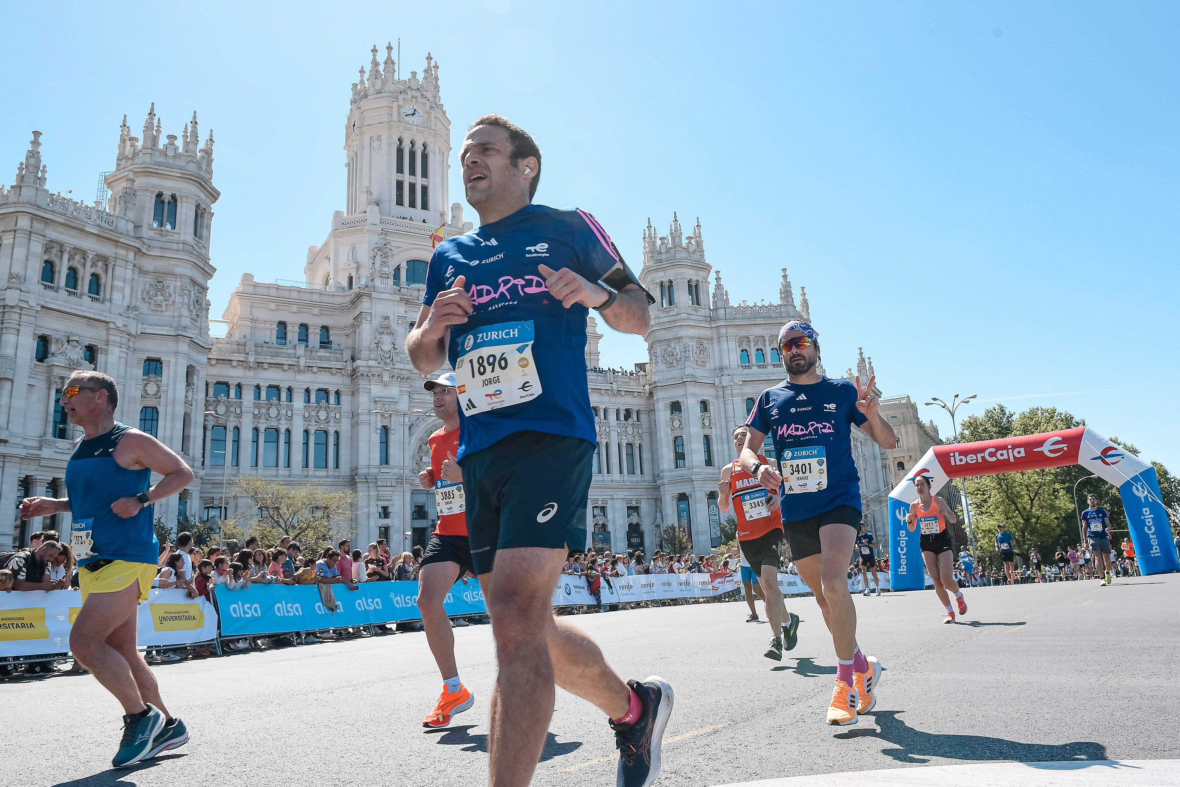 La plaza de Cibeles, con el ayuntamiento a diestra y la fuente de la diosa a siniestra, momento de dolor en los músculos y alegría en el corazón, cuando apenas quedan unos pocos metros para traspasar la línea de meta. SPORTMEDIA