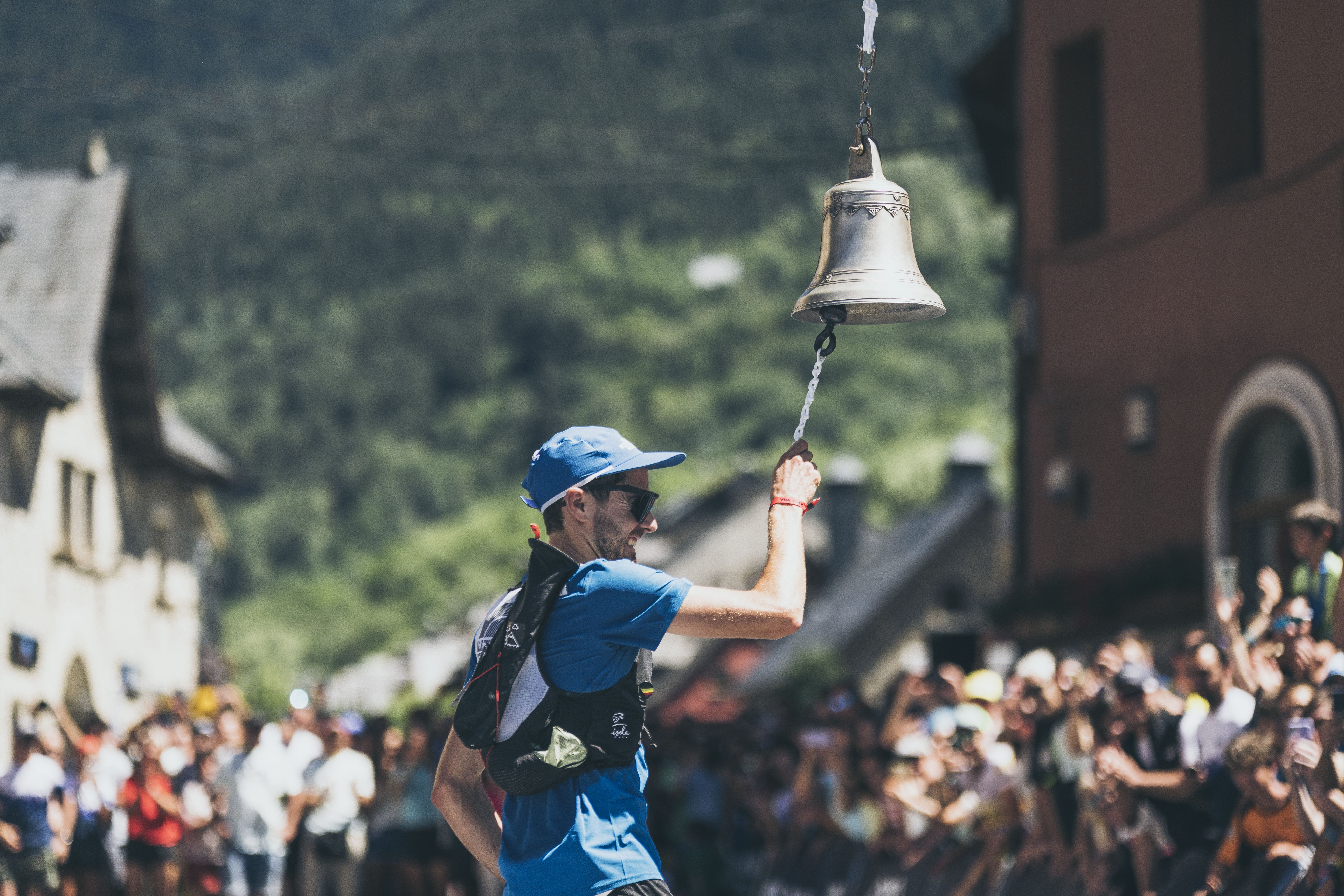 Cruzar la meta y hacer sonar la campana es parte de la idiosincrasia de Val d'Aran Pyrinees by UTMB®. LIQEN STUDIO