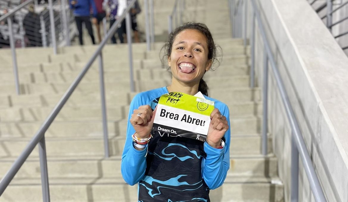 Joselyn Brea con el dorsal con el que ha logrado el histórico registro en los 5000 metros.