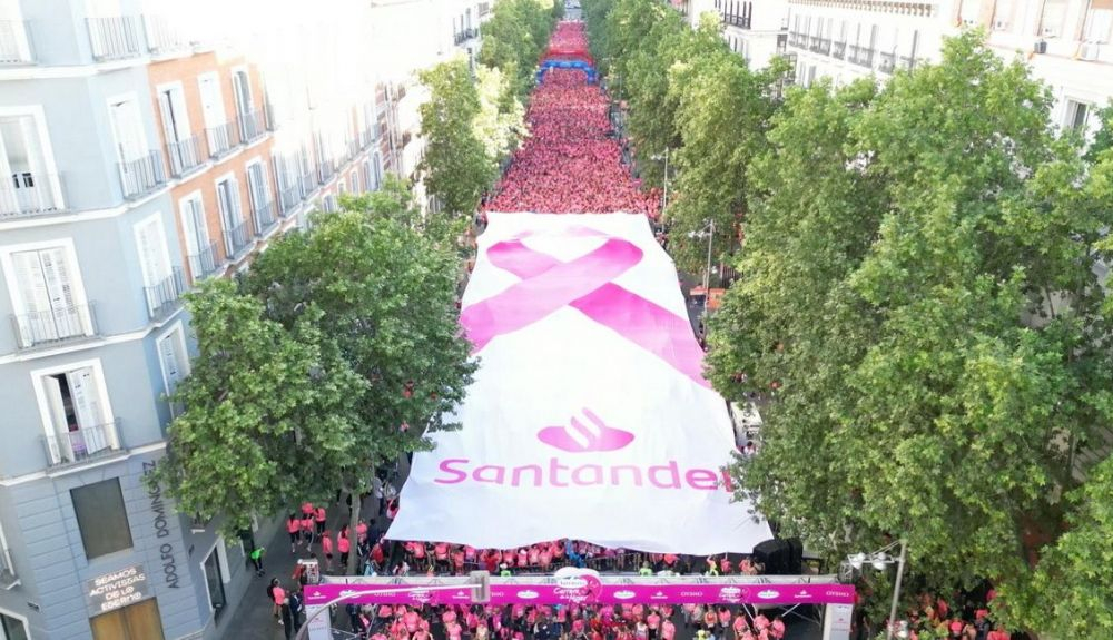 El mayor lazo rosa de la historia, en la Carrera de la Mujer Central Lechera Asturiana de Madrid 2023