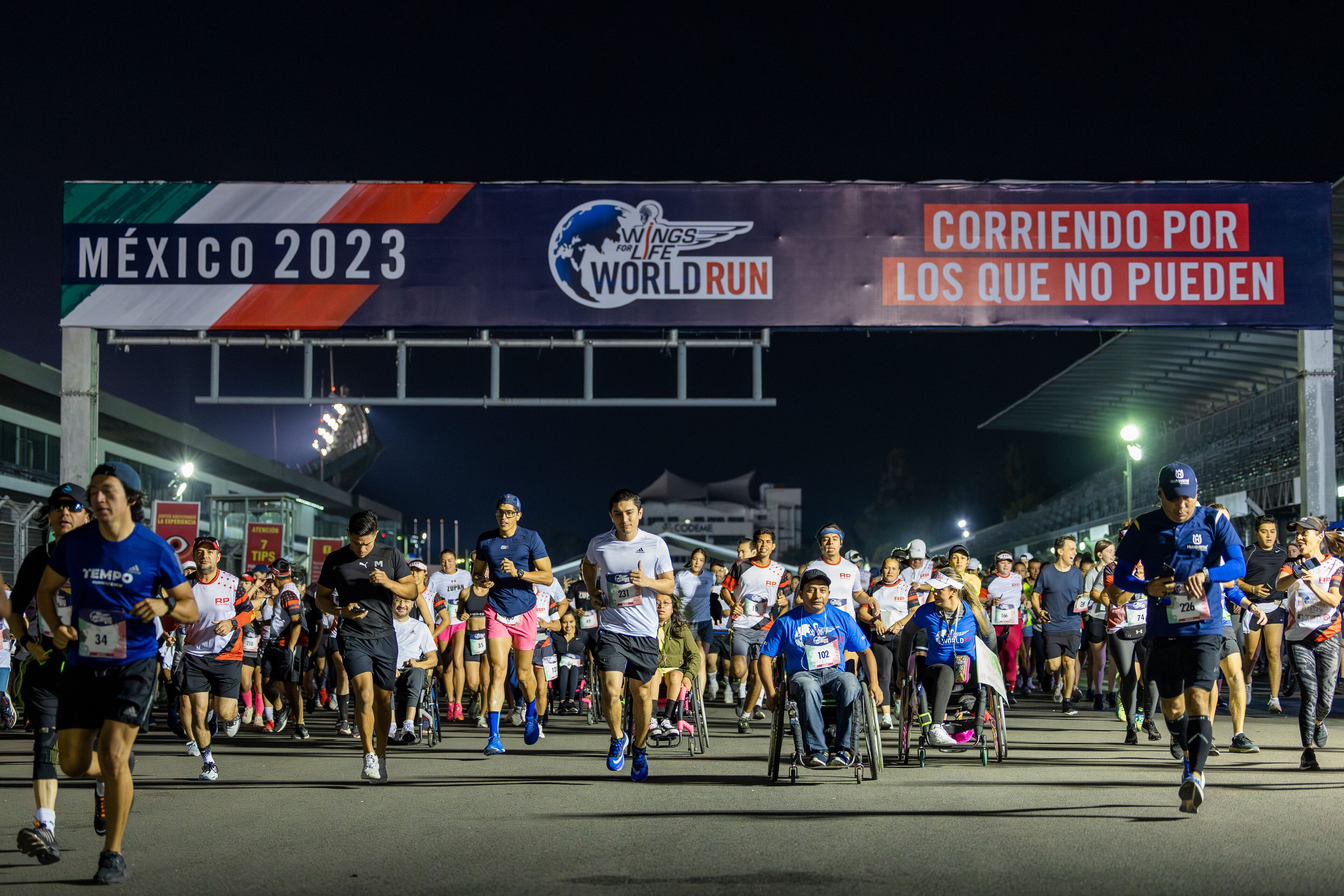 Como es tradición, en México tocó disfrutar Wings for Life World Run de noche. RED BULL CONTENT POOL