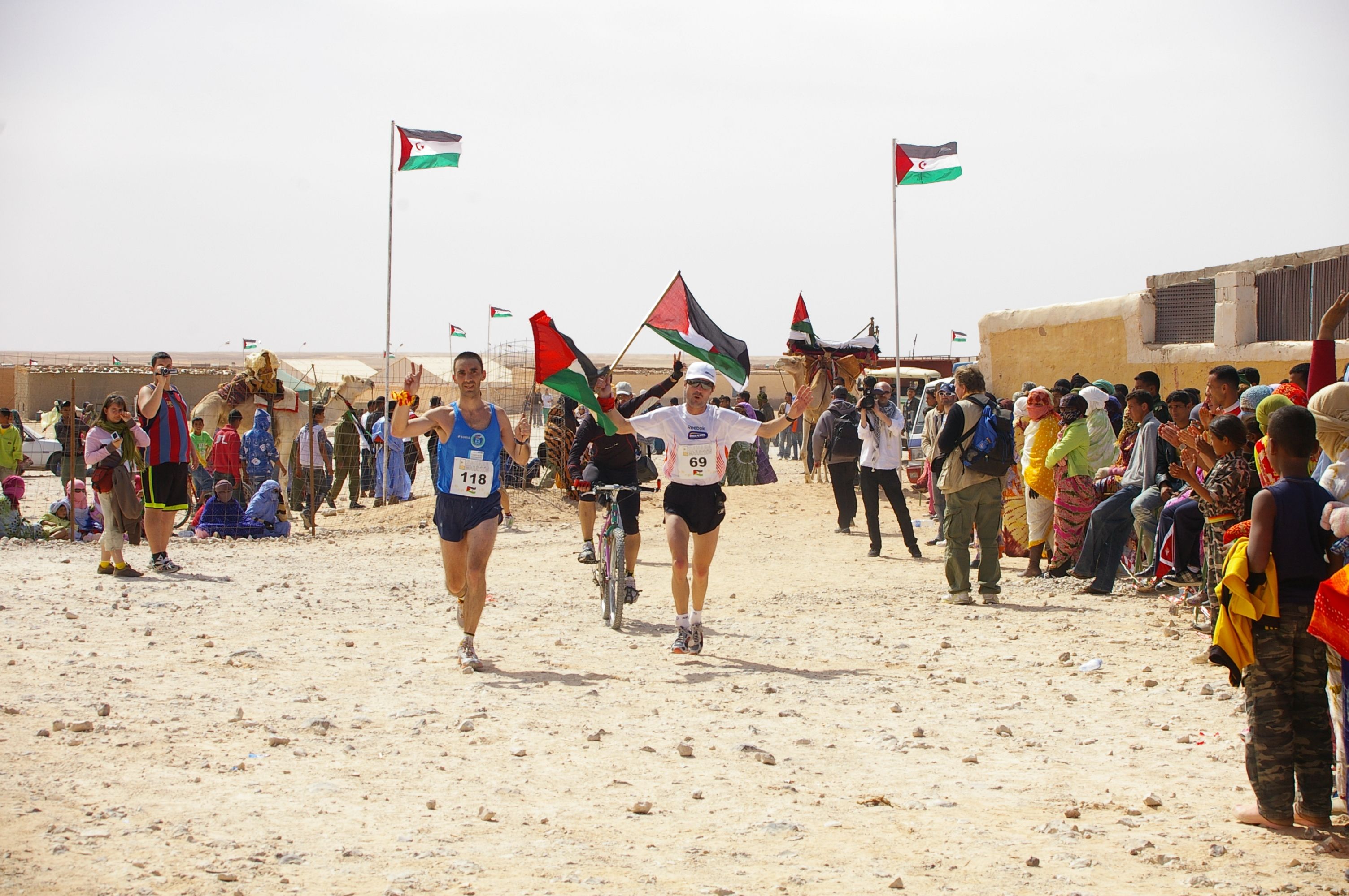 Los últimos metros de Martín Fiz en el Sahara Marathon estuvieron presididos por una emoción que todavía tintinea en su memoria.