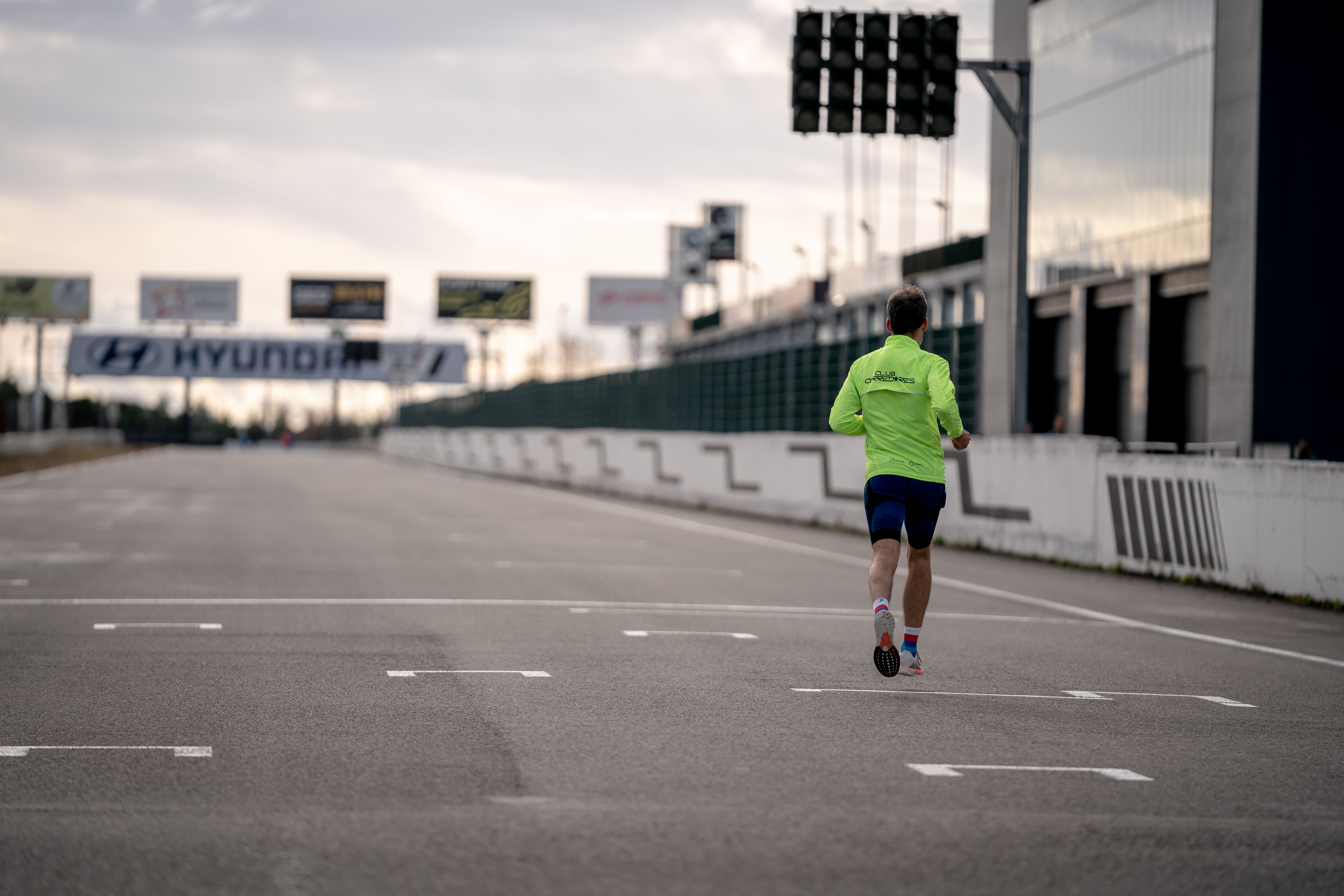 No partir de cero en las series ayuda a coger ritmo y evita lesiones; es mejor dar unos pasos antes, es decir, salir lanzados.