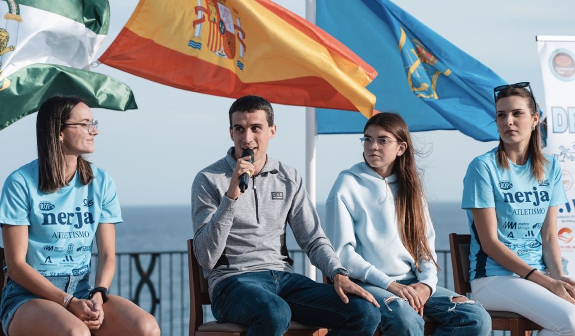 Mariano García y Carla Domínguez, en el centro de la imagen, en la presentación del Desafío Nerja. SPORTMEDIA.