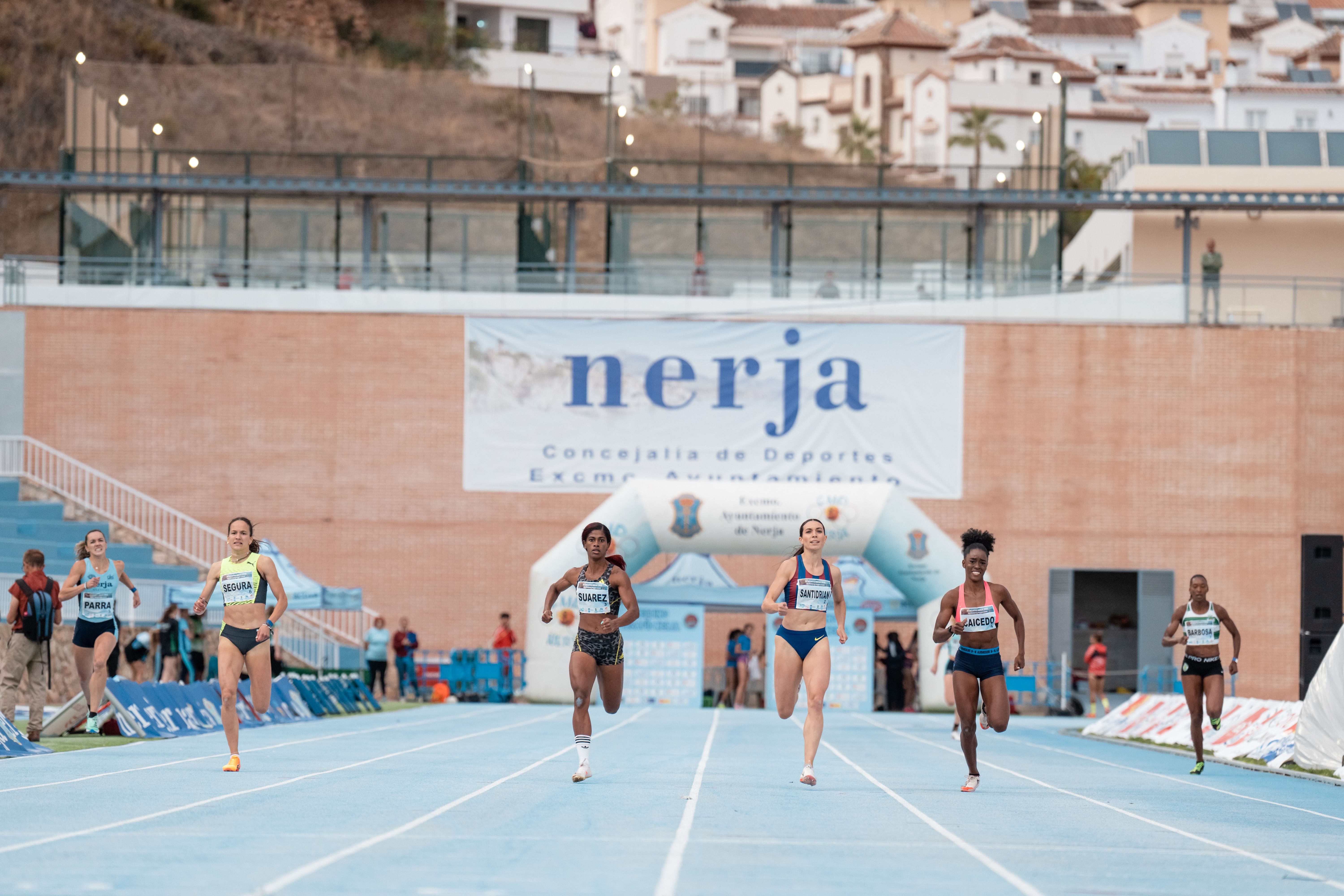 Una imagen de la recta de meta en los 400 metros, con Eva Santidrián y Berta Segura entre las aspirantes a una victoria que se llevó Nicole Caicedo. SPORTMEDIA.