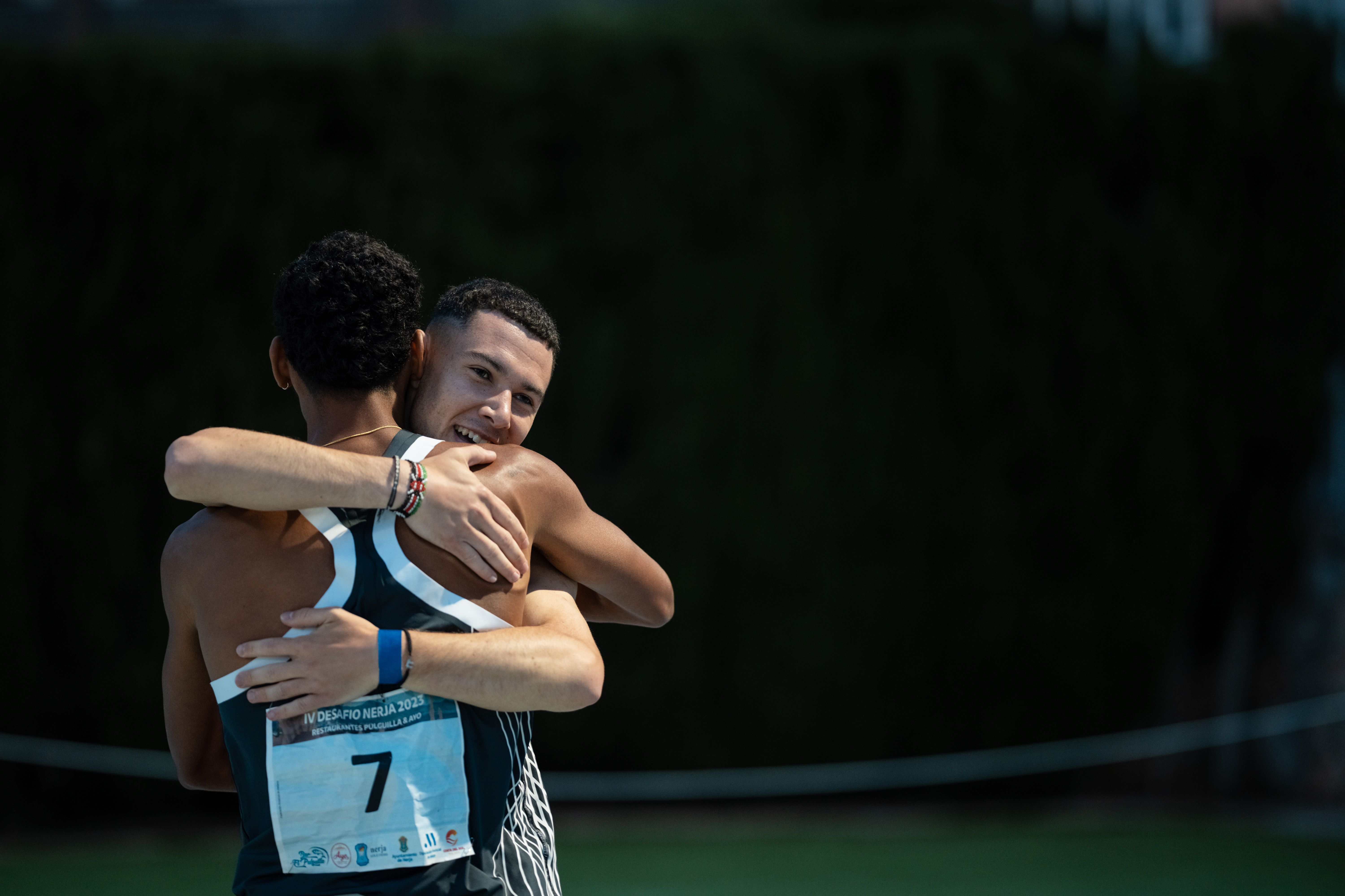 Eric Guzman, de espaldas, y David Carranza, se abrazan tras lograr la mínima del Europeo Sub23 en los 800 metros. SPORTMEDIA.
