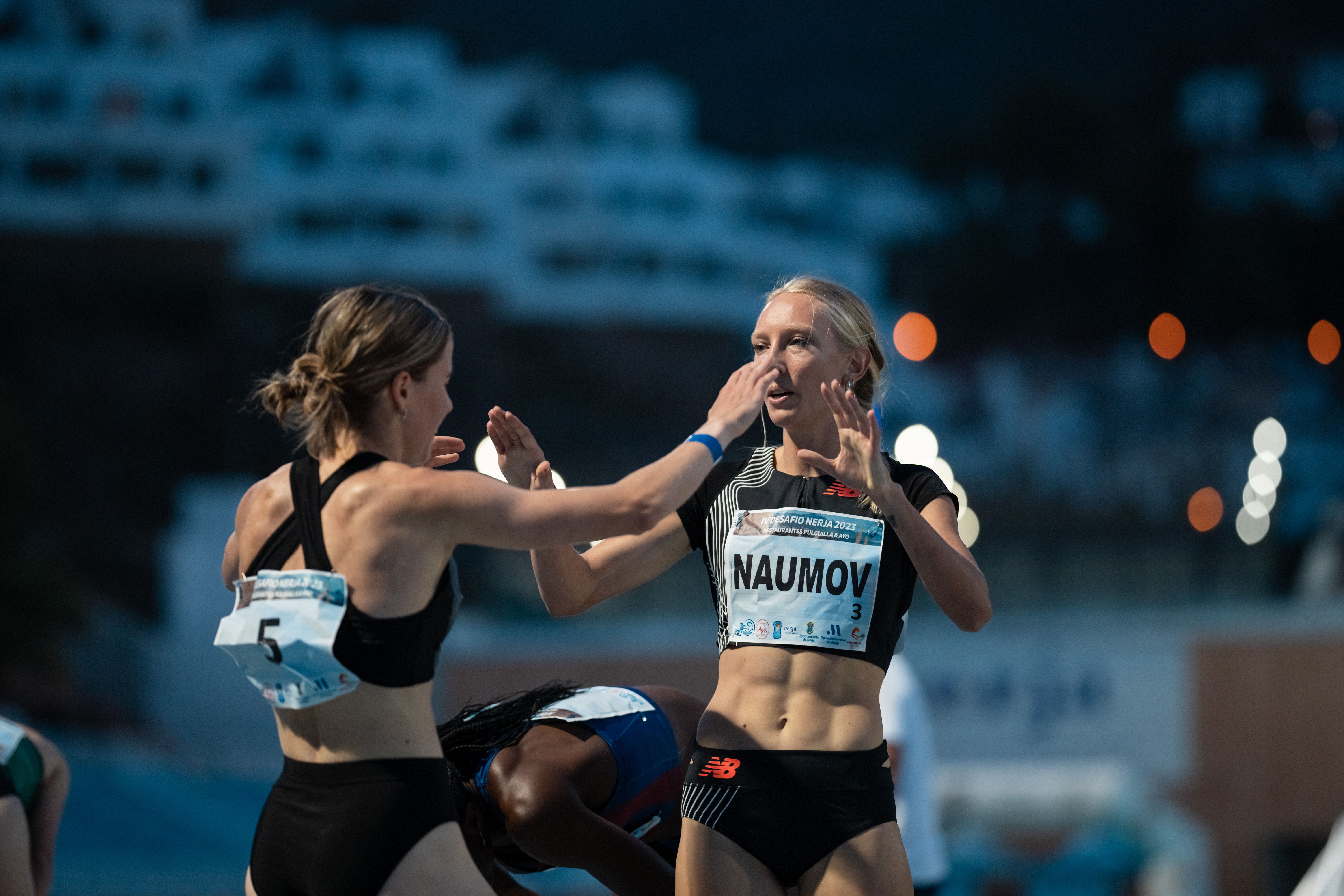 Zoya Naumov y Salomé Afonso, tercera y cuarta en los 800 metros, se saludan tras acabar la prueba. SPORTMEDIA.
