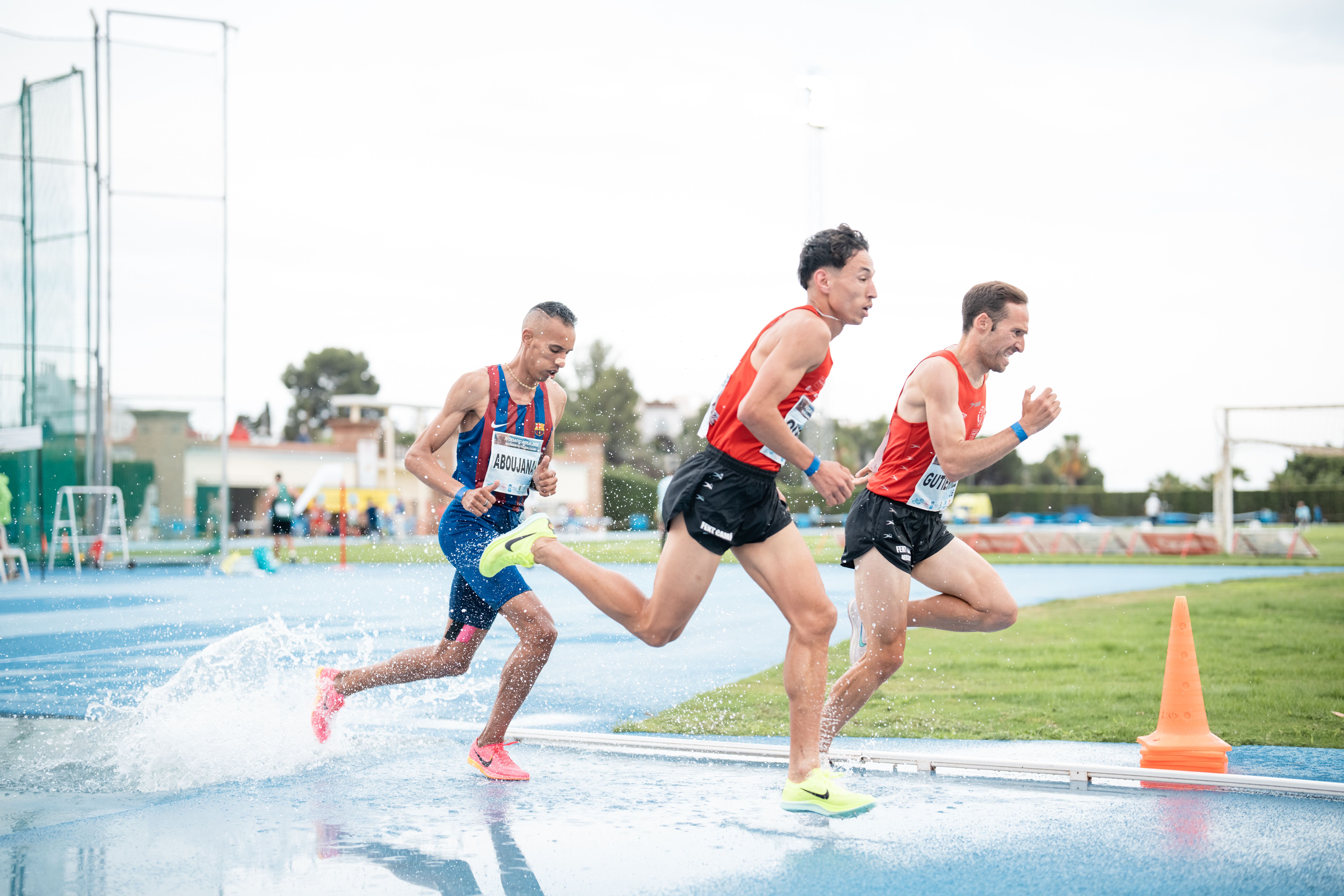 Una imagen de los 3.000 metros obstáculos con Álvaro Gutiérrez (liebre), Abderrahim Ougra y El Mehdi Aboujanah. SPORTMEDIA.