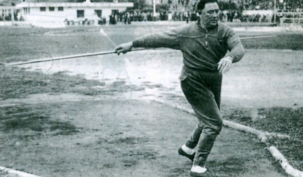 Félix Erausquin en la pista de ceniza de la Universidad Complutense en 1956.