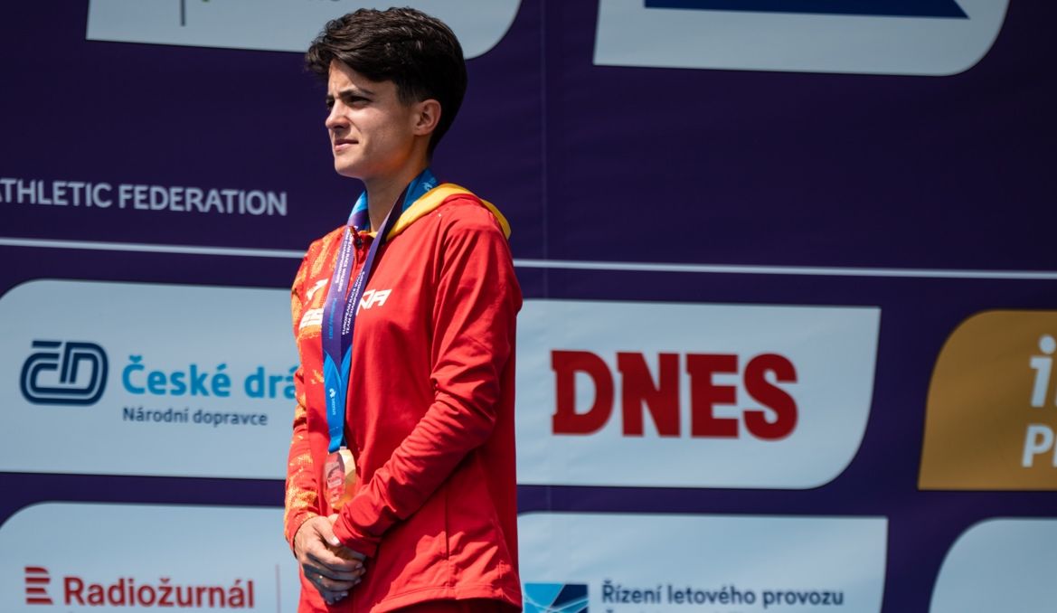 María Pérez en el pódium del Campeonato de Europa de Marcha por Equipos donde logró el récord del Mundo de los 35 kilómetros. SPORTMEDIA.