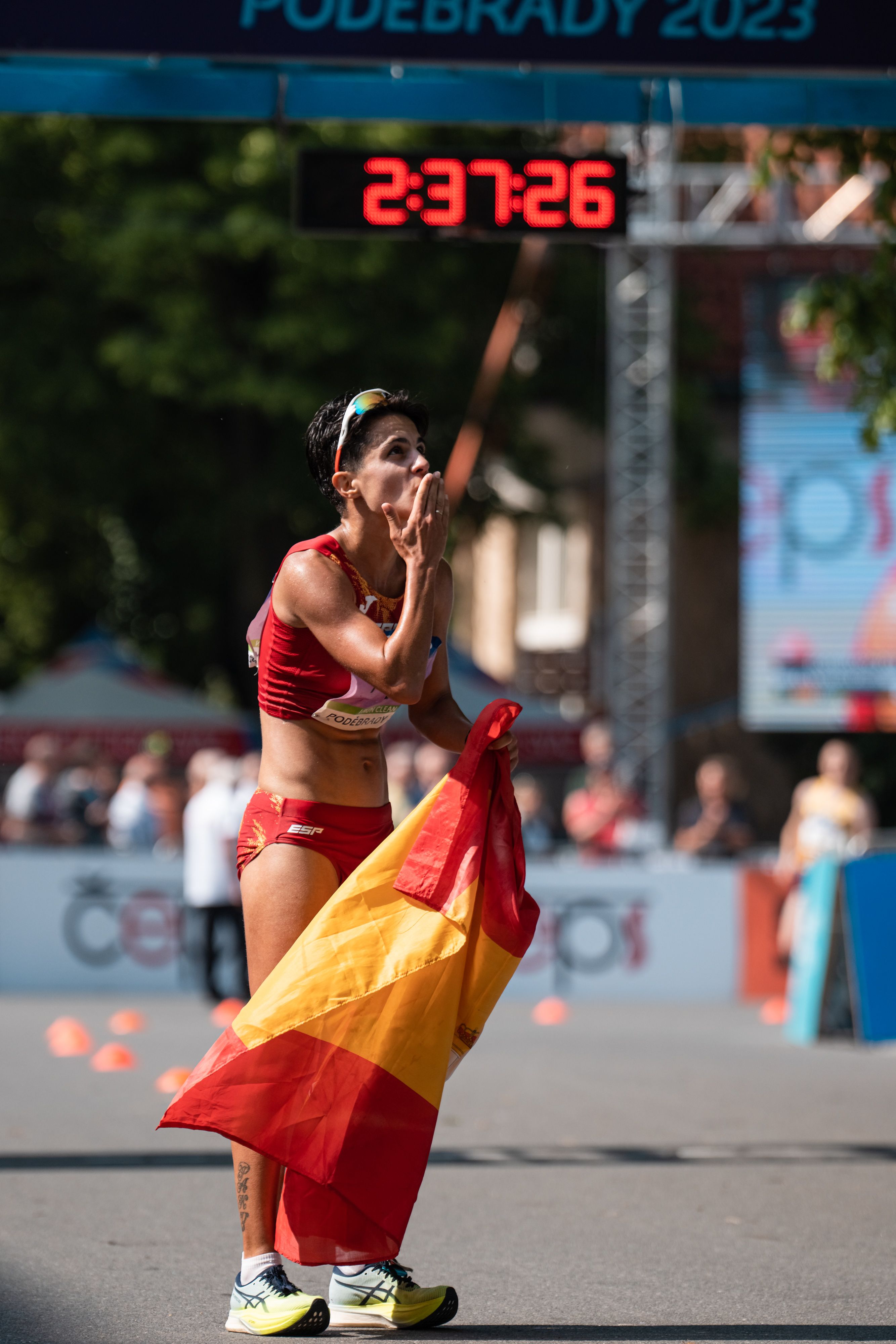 La marchadora granadina María Pérez lanza un beso al cielo tras lograr el récord del mundo en los 35 kilómetros marcha. SPORTMEDIA.