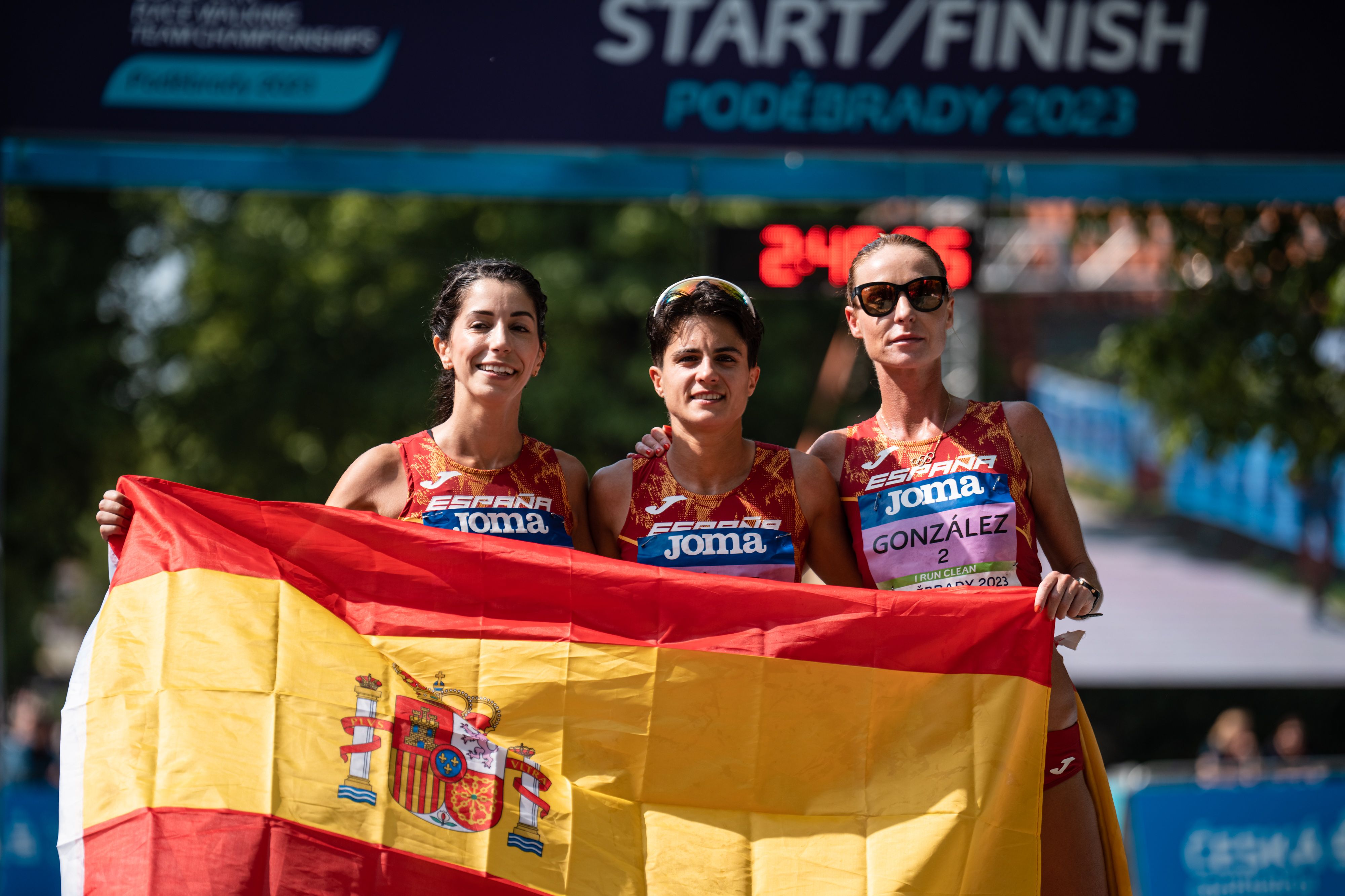 María Pérez (centro), Raquel González (derecha) y Cristina Montesinos (izquierda) lograron un histórico triplete para la marcha española en Podebrady. SPORTMEDIA.