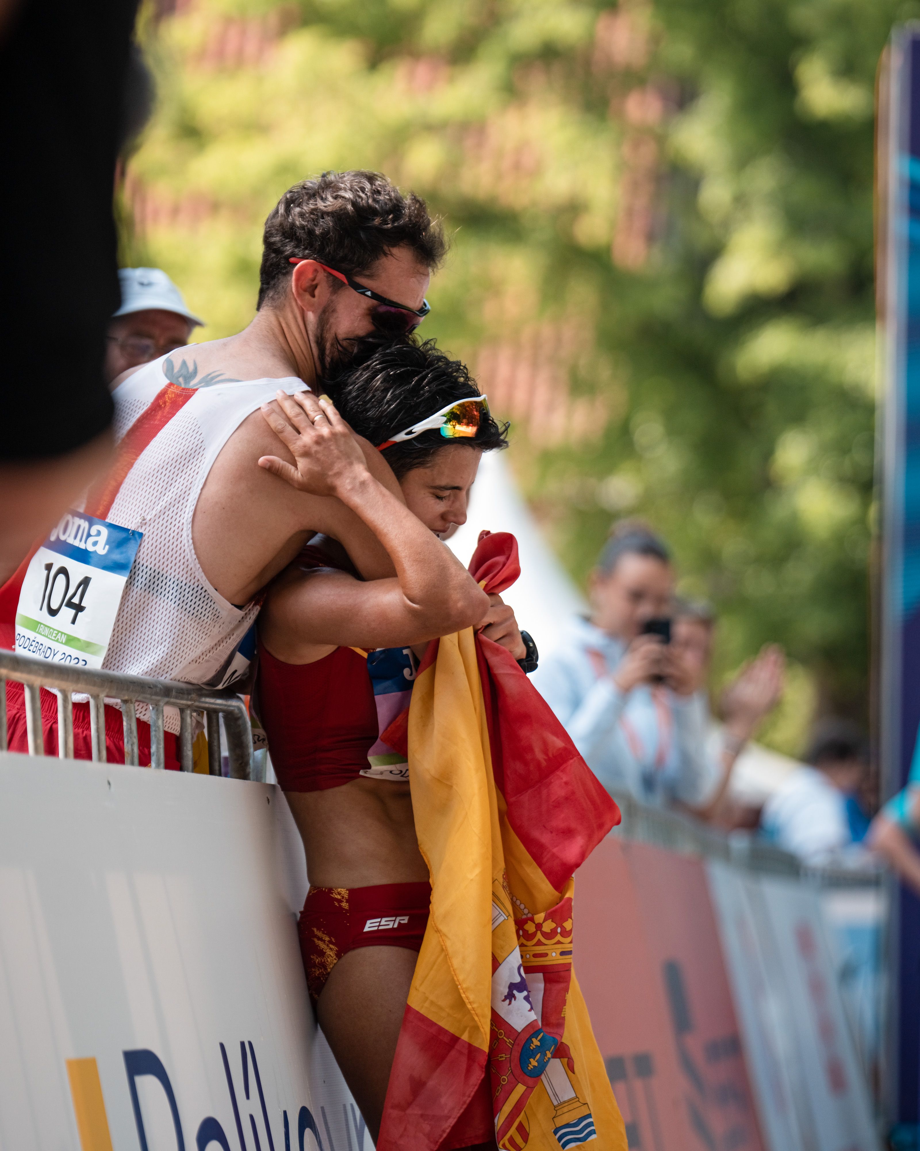 Álvaro Martín, ganador de la prueba en categoría masculina, abraza a la nueva plusmarquista mundial. SPORTMEDIA.