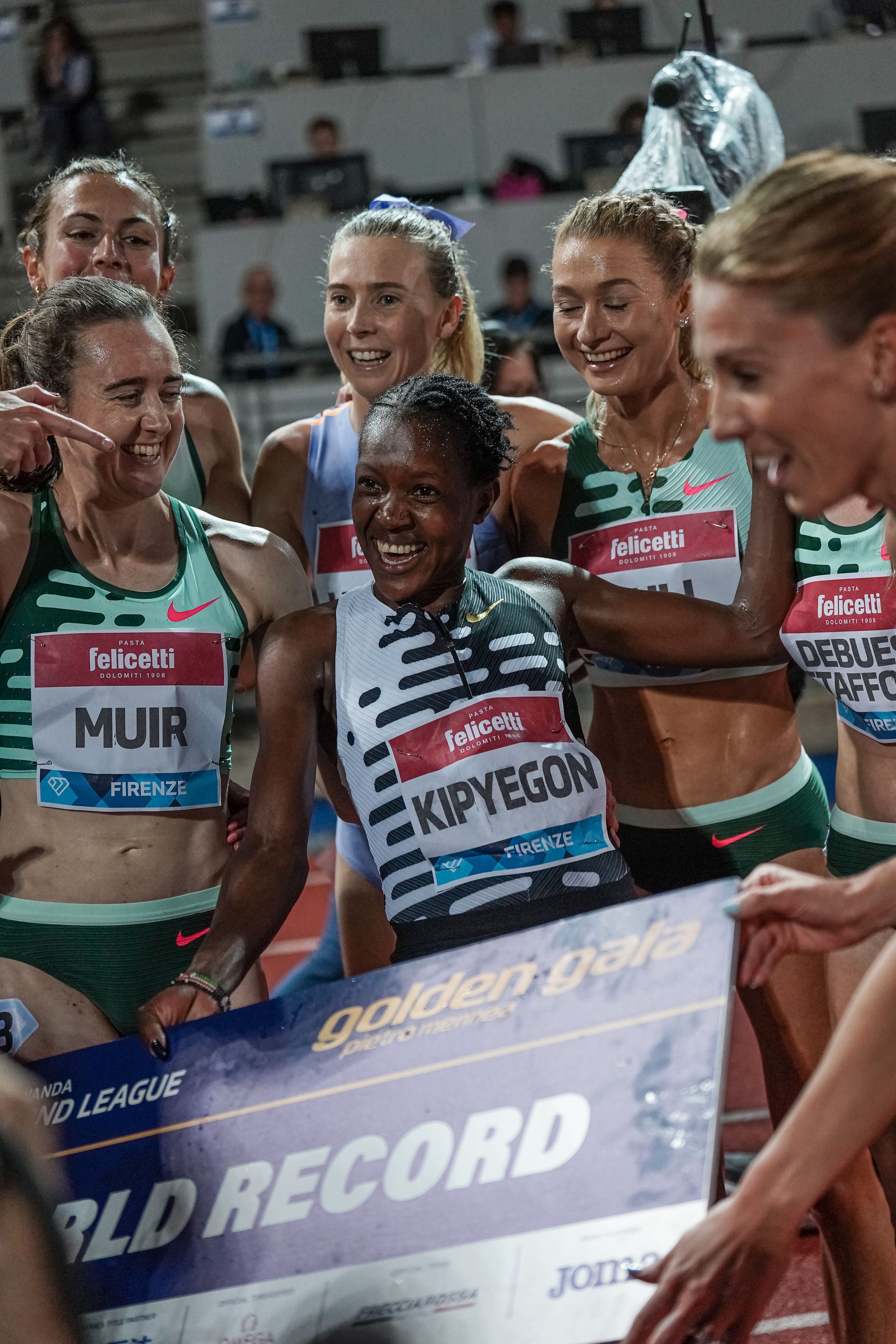 Faith KIpyegon felicitada por su compañeras, con Laura Muir a su lado, tras batir el récord del mundo. FRANCESCA GRANA.