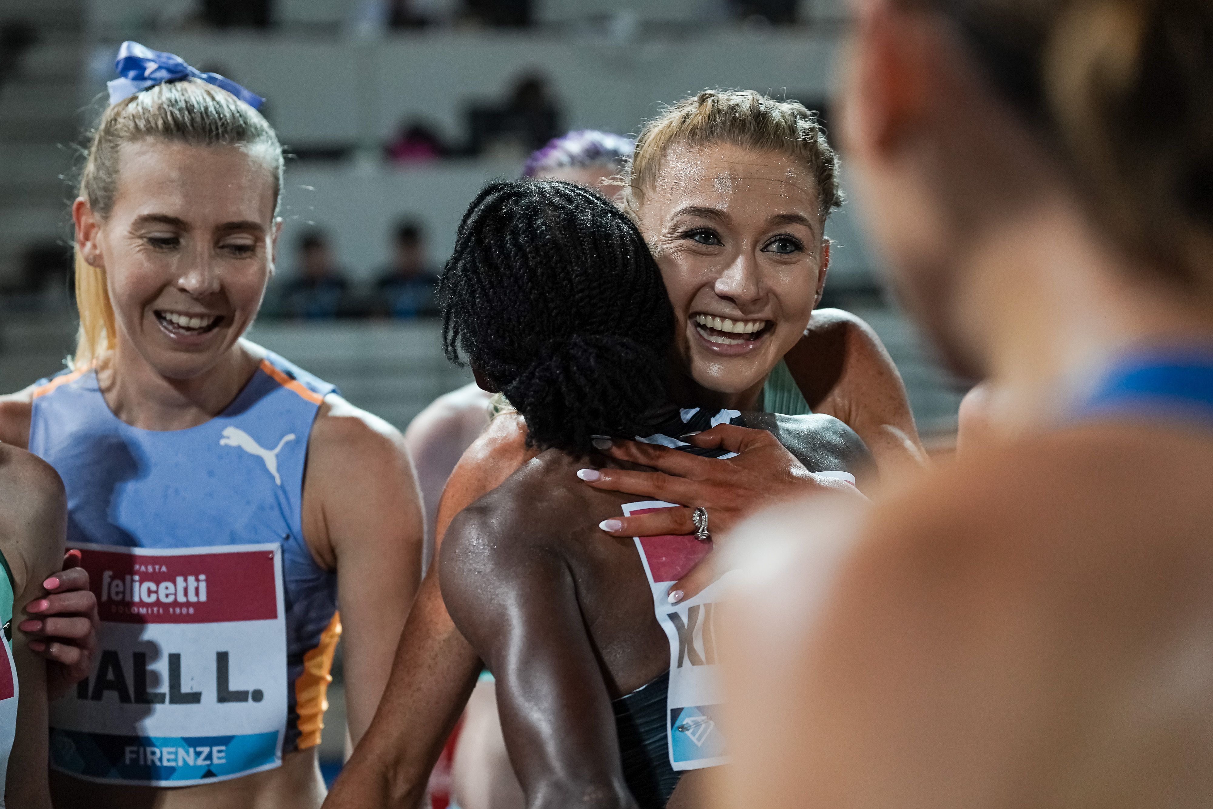 Jessica Hull, que en la misma carrera en Florencia batió el récord de Oceanía, felicita a Faith Kipyegon. FRANCESCA GRANA.