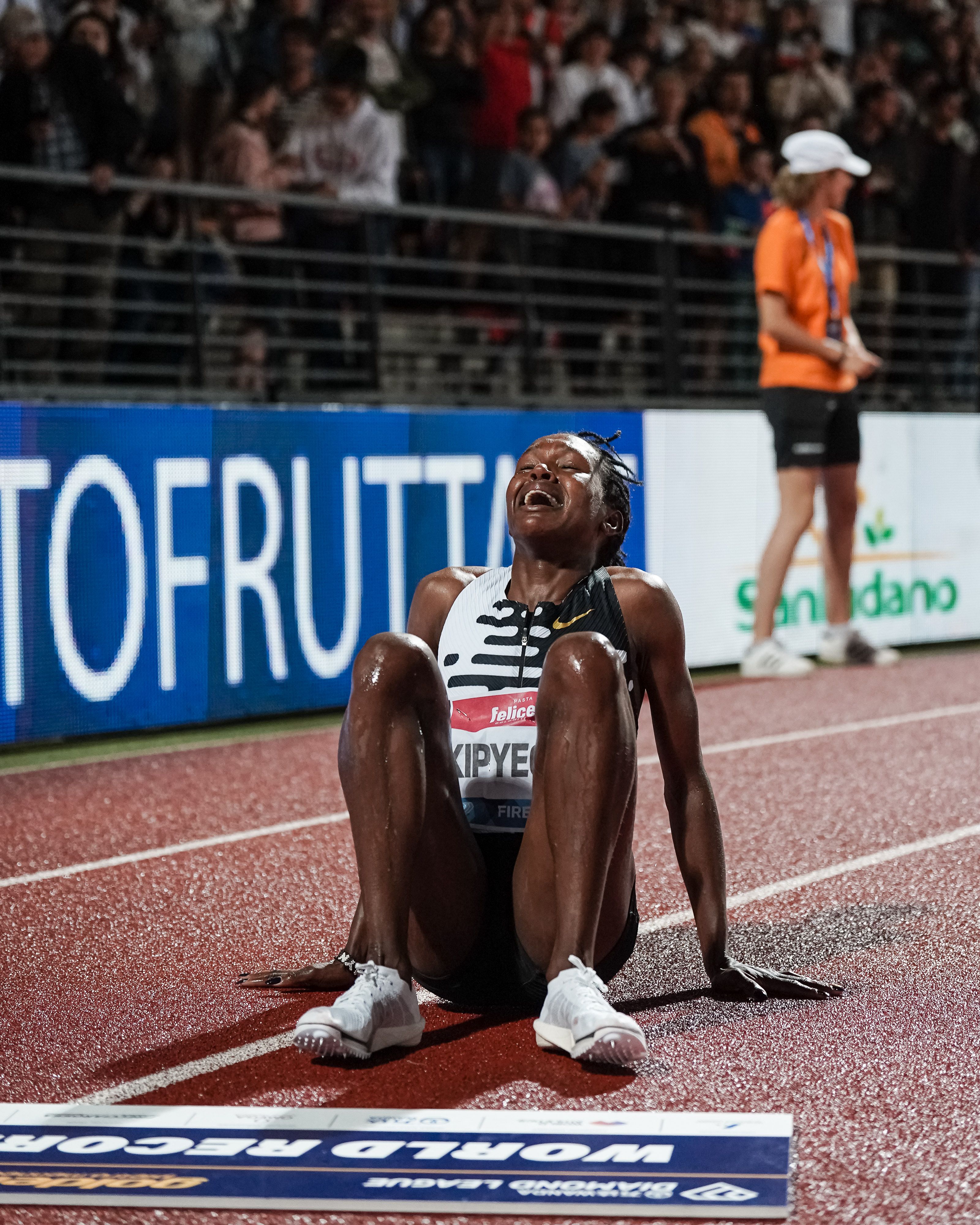 La alegría de Faith Kipyegon tras conseguir el último hito que le quedaba como mediofondista. FRANCESCA GRANA. La alegría de Faith Kipyegon tras conseguir el último hito que le quedaba como mediofondista. FRANCESCA GRANA.