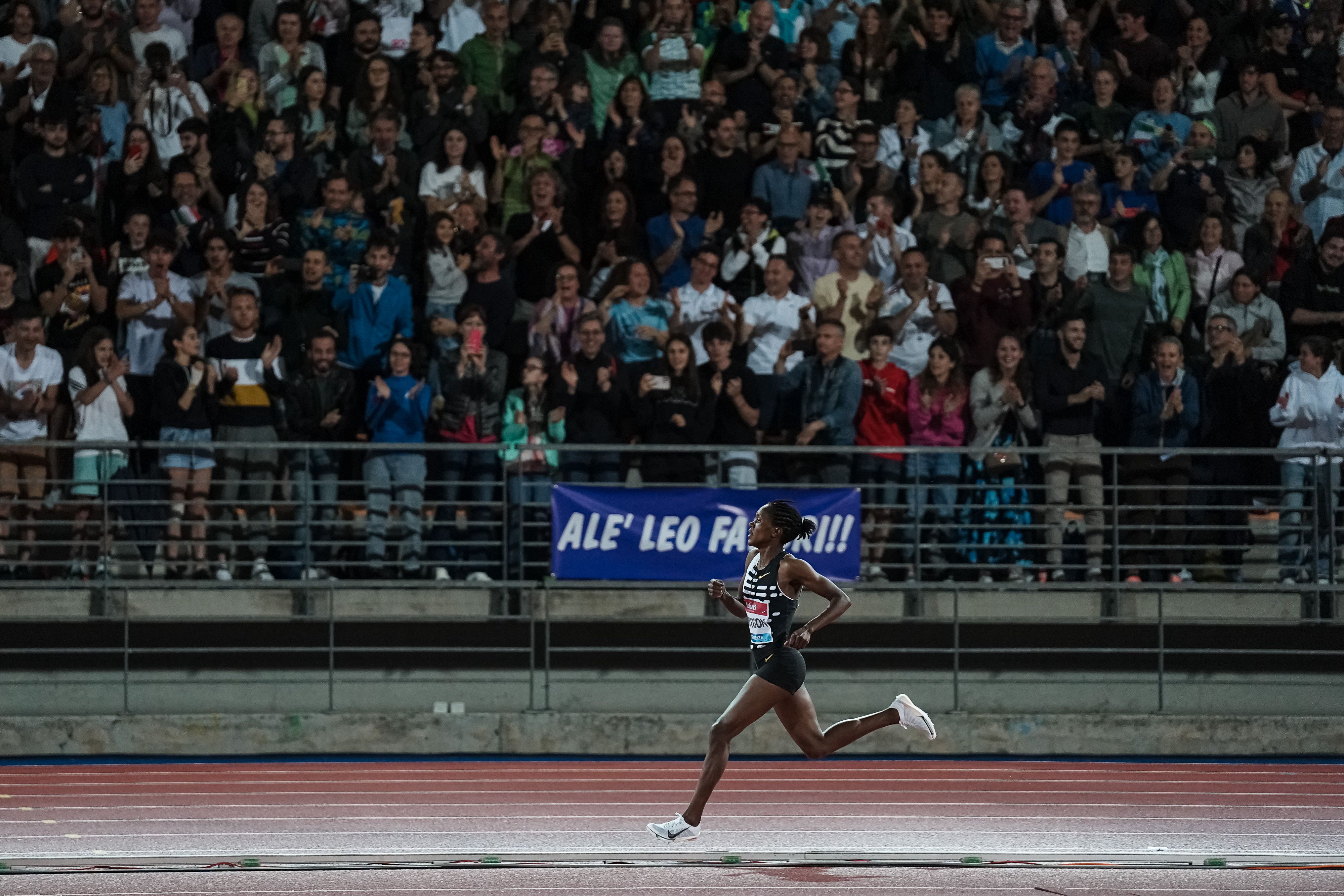 La zancada impresionante de Faith Kipyegon durante la última vuelta de su récord del mundo de 1500 metros. FRANCESCA GRANA.