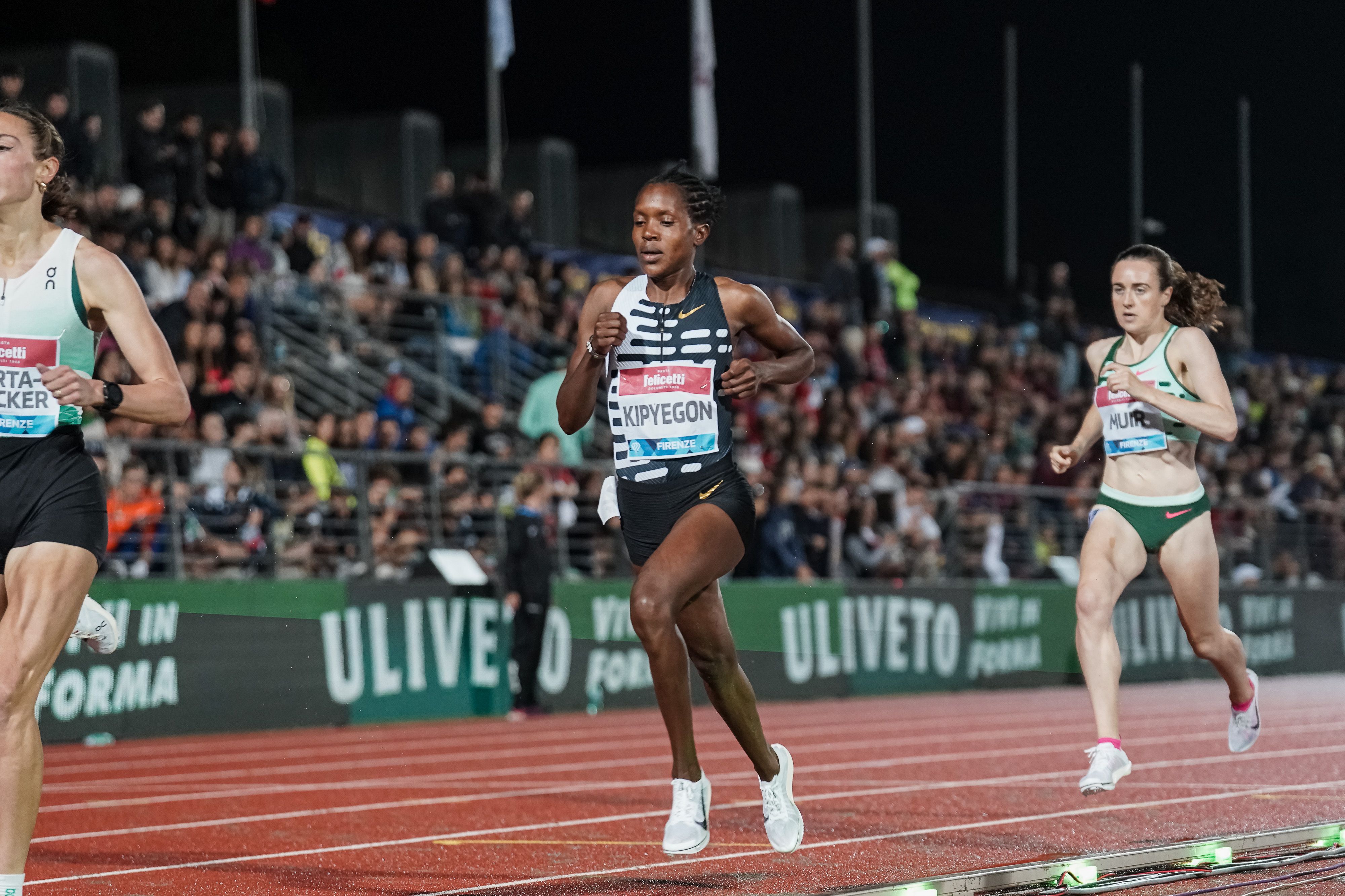 Faith Kipyegon durante los primeros compases de la carrera, con Laura Muir a su estela. FRANCESCA GRANA.