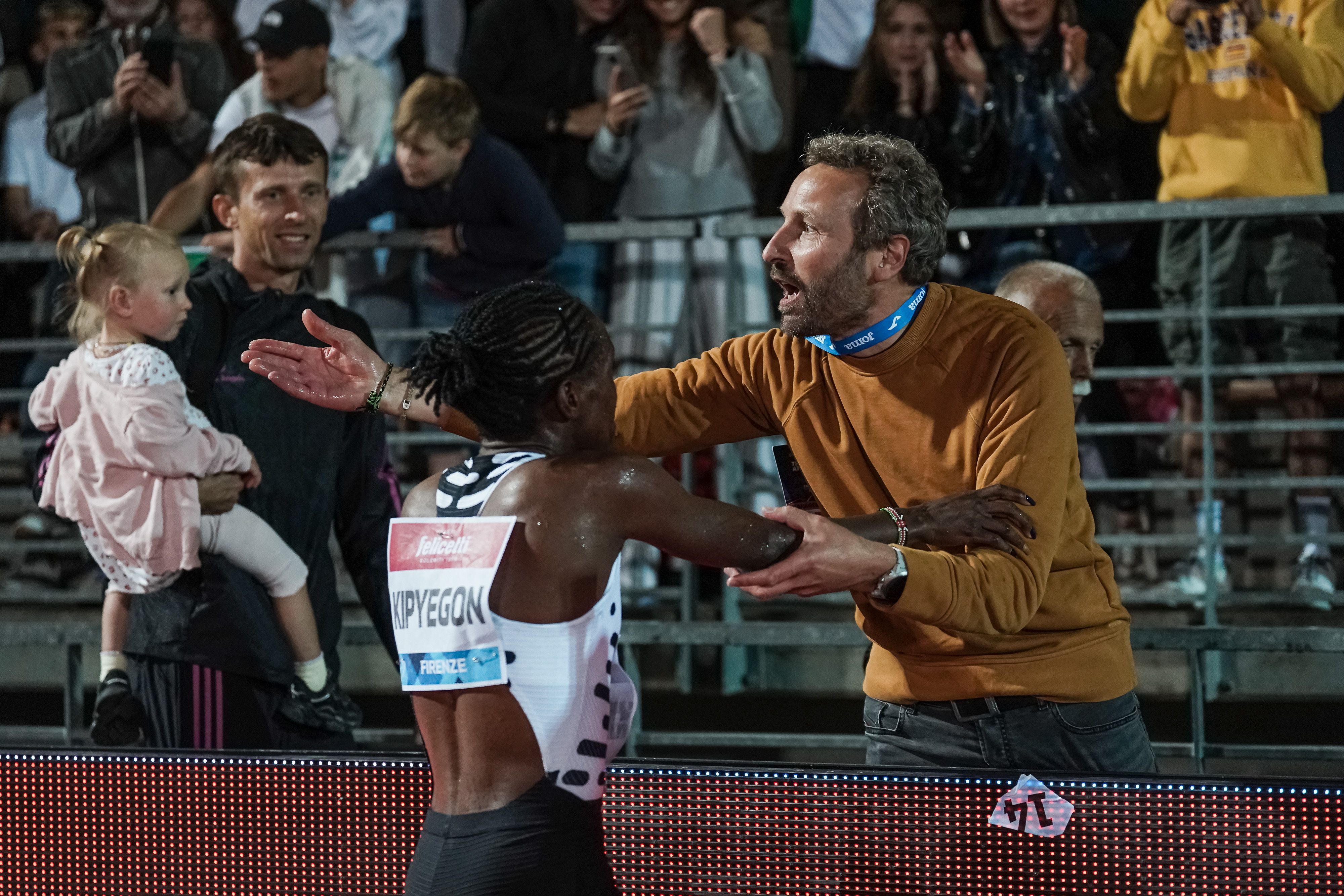 Kipyegon con su representatne,  Valentijn Trouw, que mira con cara atónita el reloj que indica el nuevo récord del mundo. FRANCESCA GRANA.