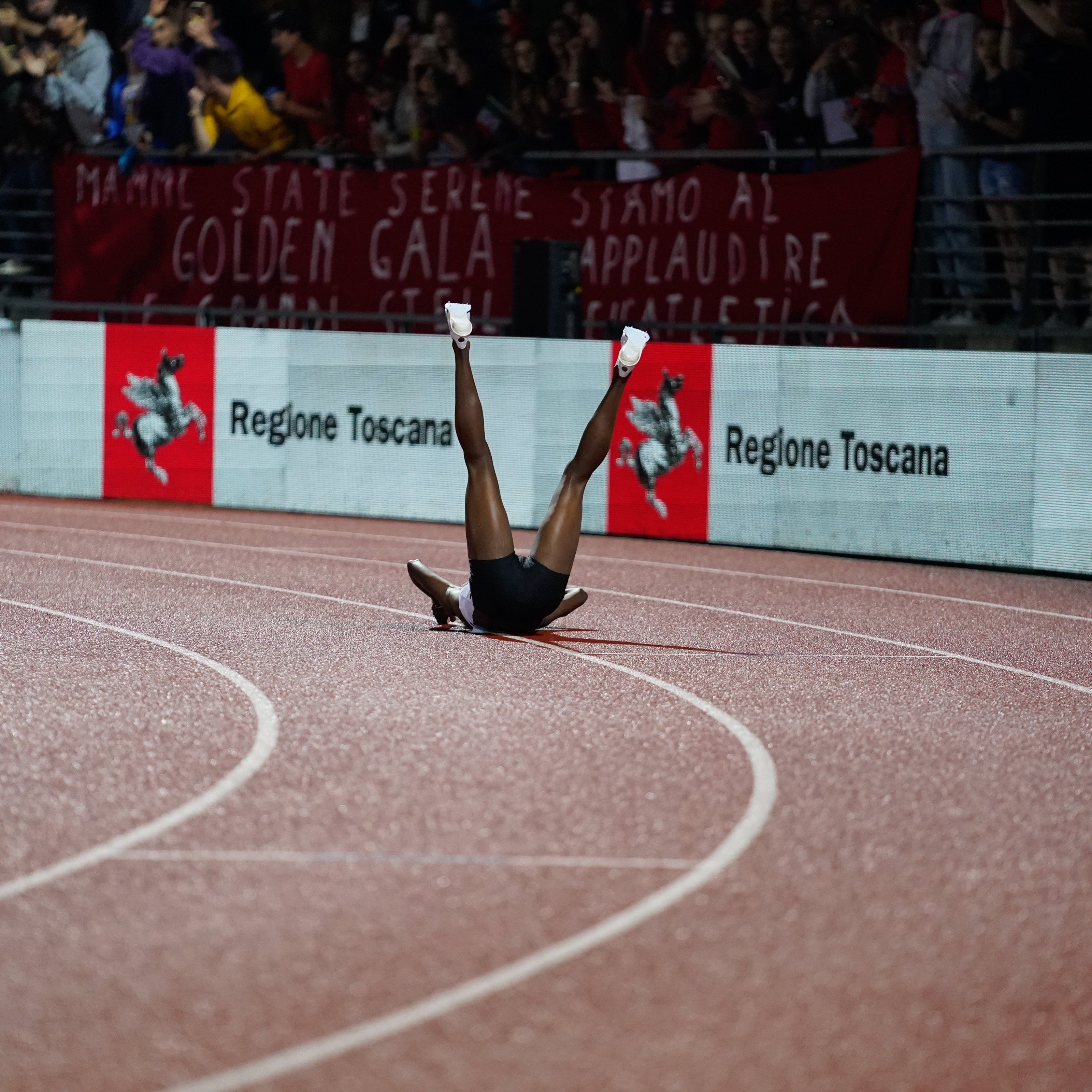 Faith Kipyegon tumbada de espaldas, tirándose a la pista tras batir el récord del mundo de los 1500 metros. MATTHEW QUINE.