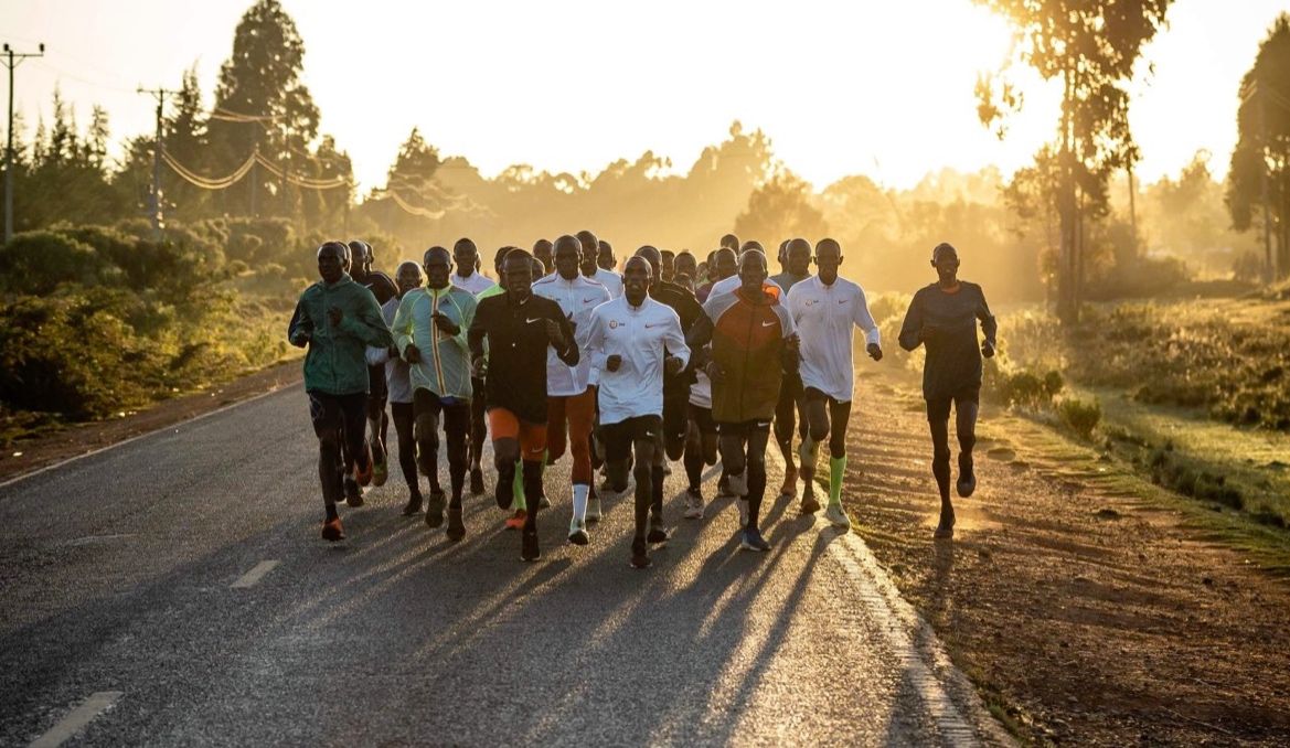Un grupo de atletas kenianos entrena al amanecer. NN RUNNING TEAM. Un grupo de atletas kenianos entrena al amanecer. NN RUNNING TEAM.