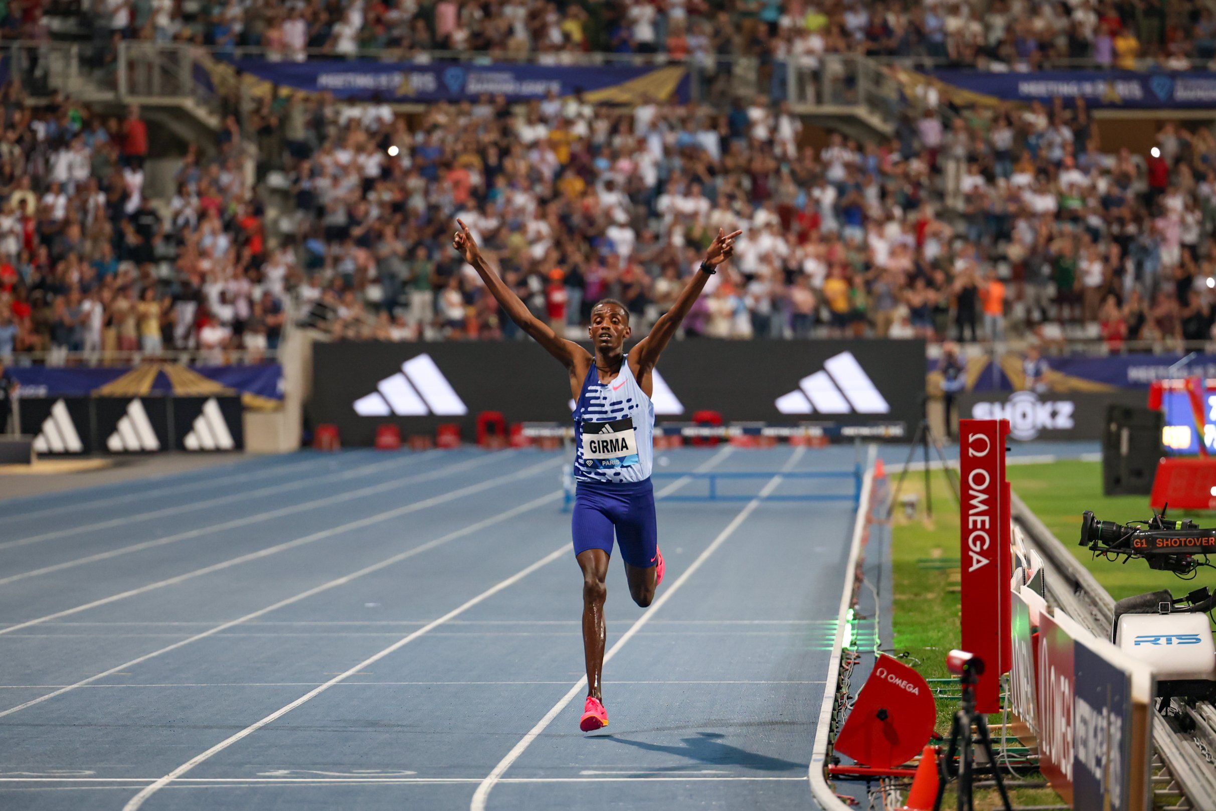 Lamecha Girma levanta los brazos y celebra el récord del mundo de los 3000 metros obstáculos. DL. Lamecha Girma levanta los brazos y celebra el récord del mundo de los 3000 metros obstáculos. DL.