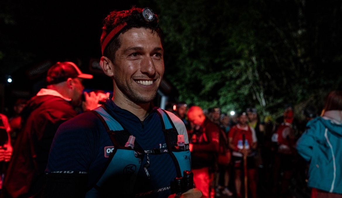 Manuel Merillas antes de la salida de la Travesera de Picos de Europa. SPORTMEDIA.