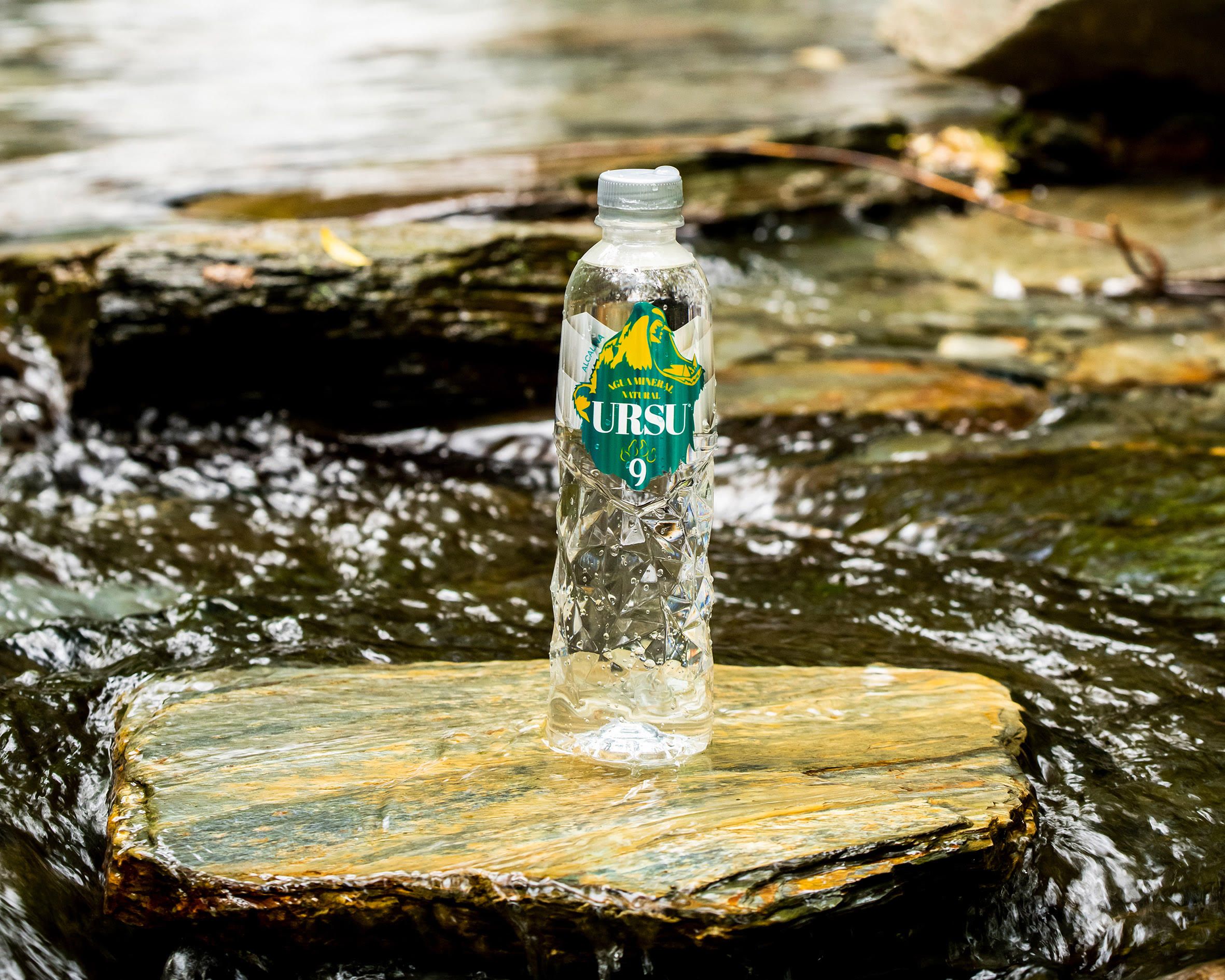 Directamente alcalinizada del manantial, así brota el agua URSU.