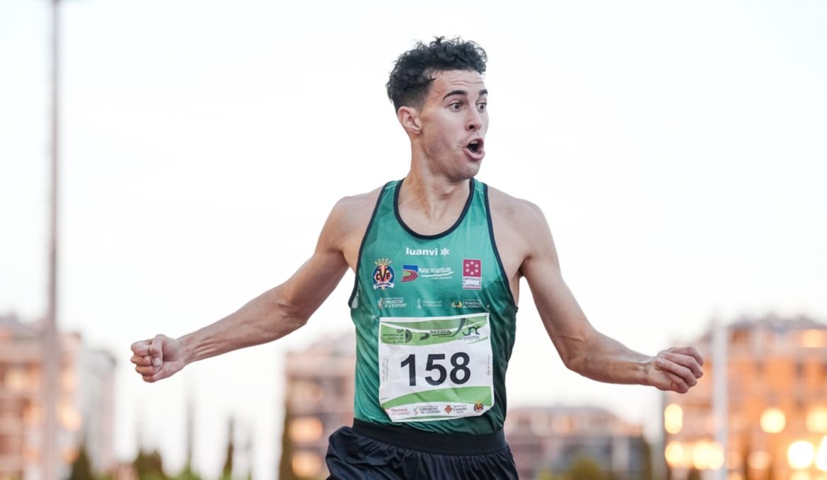 Víctor Ruiz batió en %22su%22 pista el récord de España de los 2000 metros obstáculos. SPORTMEDIA.