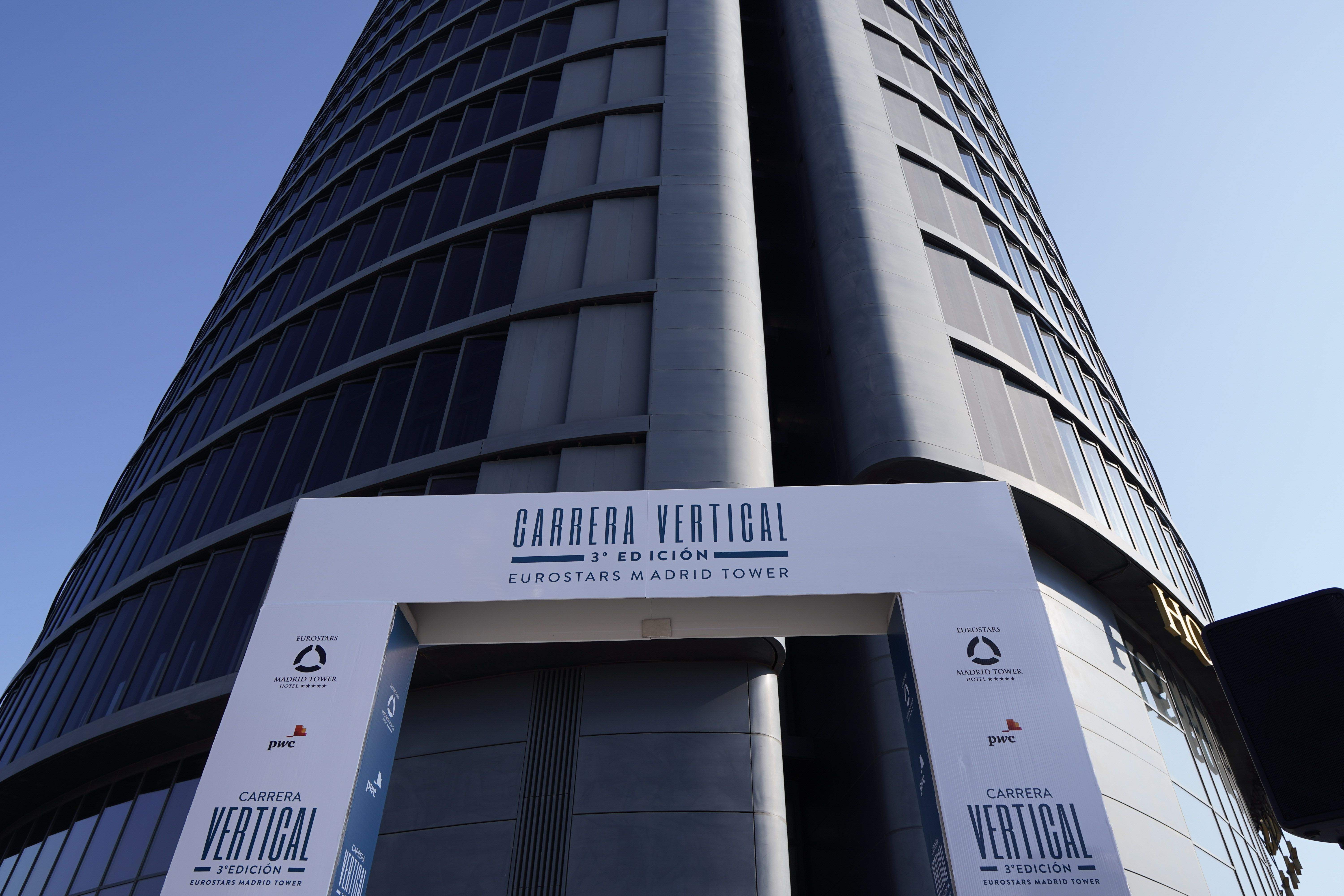 Arco de salida de la Carrera Vertical  Eurostars Madrid Tower.