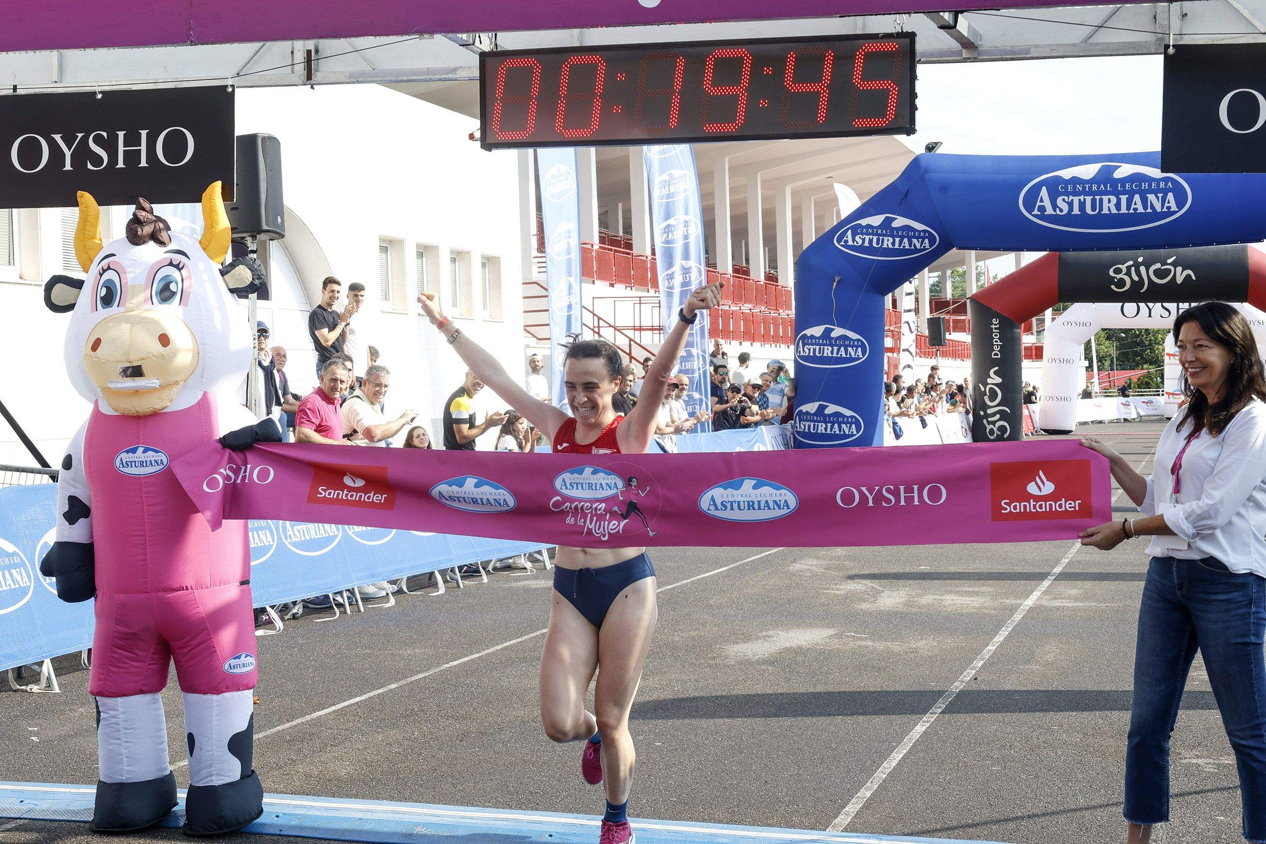 La asturiana Laura Fernández Silverio , vencedora en la Carrera de la Mujer de Gijón 2023