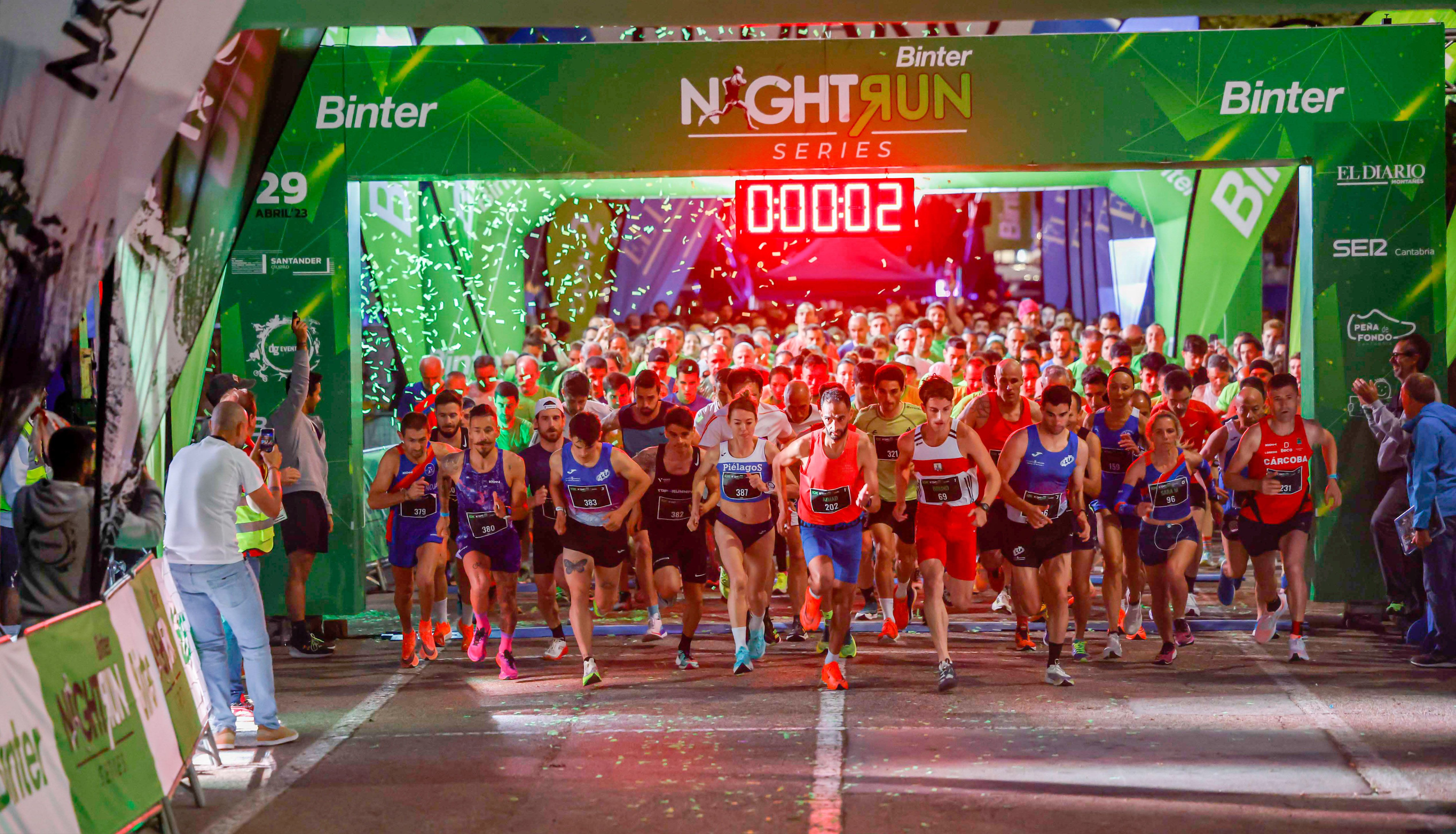 Estampida de nocturnidad en la Binter Night Run de Santander. DG EVENTOS