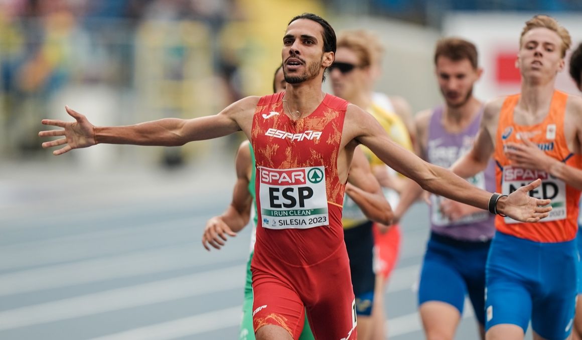 Mo Katir celebra la victoria en los 1500 metros en categoría masculina. SPORTMEDIA.
