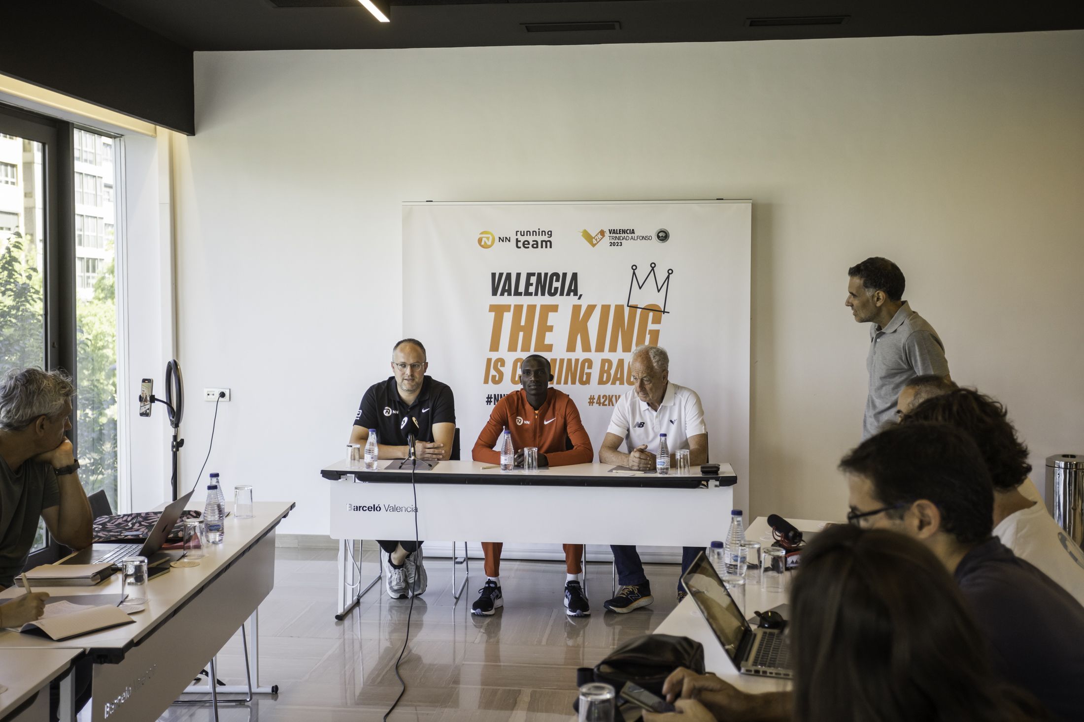 Joshua Cheptegei, escoltado por Paco Borao, presidente de la SD Correcaminos y su mánager, Jurrie van del Velden durante el acto de presentación, que fue conducido por nuestro compañero Alberto Hernández. TONI MARÍN
