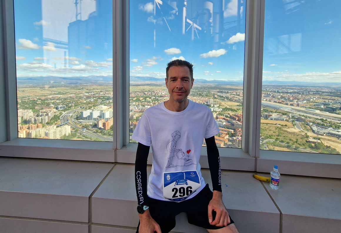 Álex Calabuig, en la planta 55 de Torre Emperador tras subir 1320 escalones