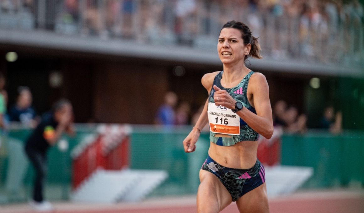 Irene Sánchez Escribano corriendo en pos de la mínima olímpica y mundial en Barcelona. SPORTMEDIA.
