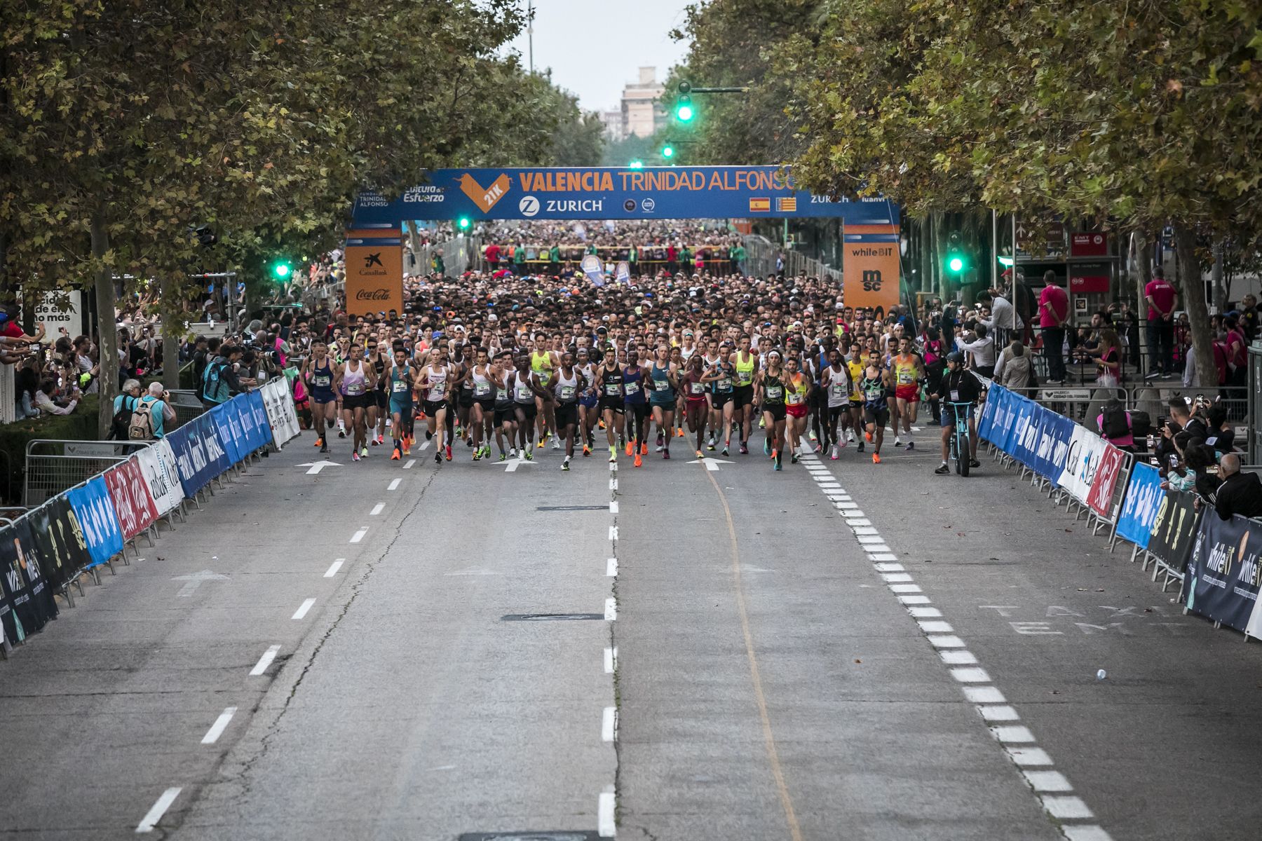 Una imagen de la salida del Medio Maratón de Valencia Trinidad Alfonso Zurich. VLC RUNNING.