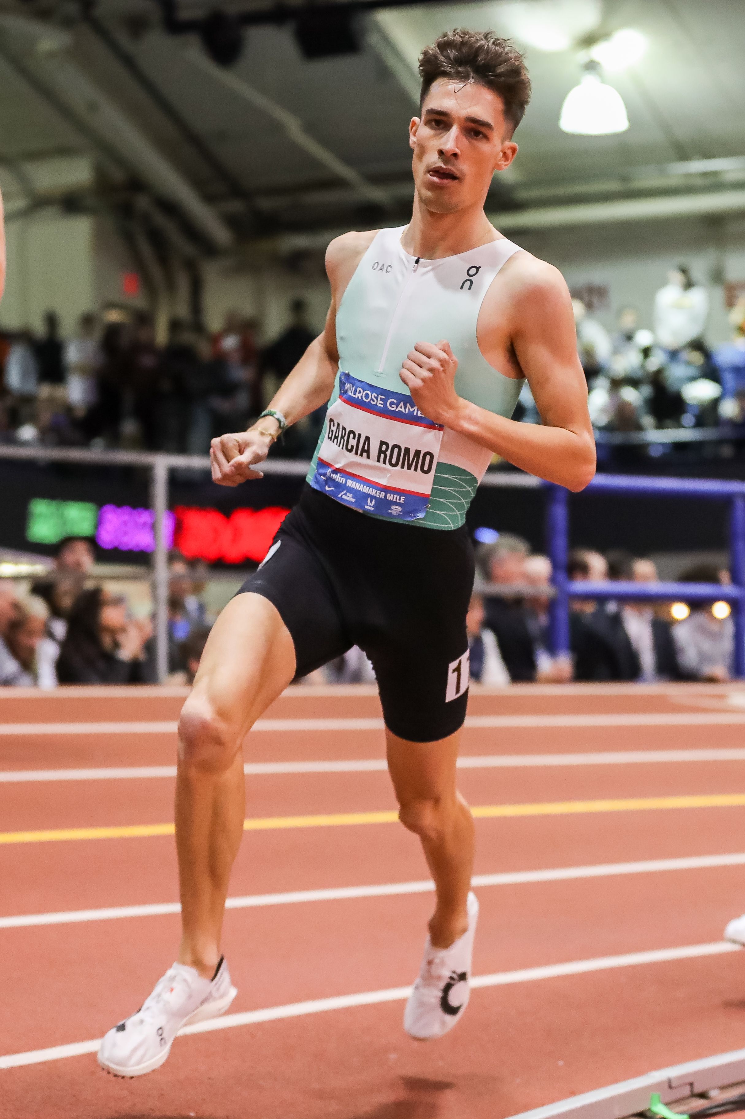 Mario García Romo en la legendaria pista del Armory Track & Field Center de Nueva York, camino de completar la milla en 3:51.79, ocupar la quinta plaza en los Millrose Games y poner a su nombre el récord nacional indoor. ON RUNNING Mario García Romo en la legendaria pista del Armory Track & Field Center de Nueva York, camino de completar la milla en 3:51.79, ocupar la quinta plaza en los Millrose Games y poner a su nombre el récord nacional indoor. ON RUNNING