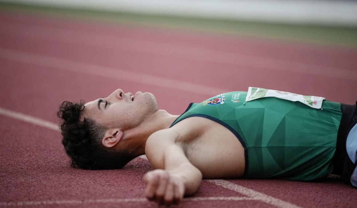 Víctor Ruiz después de batir el récord de España de 2000 metros obstáculos en Castellón. SPORTMEDIA.